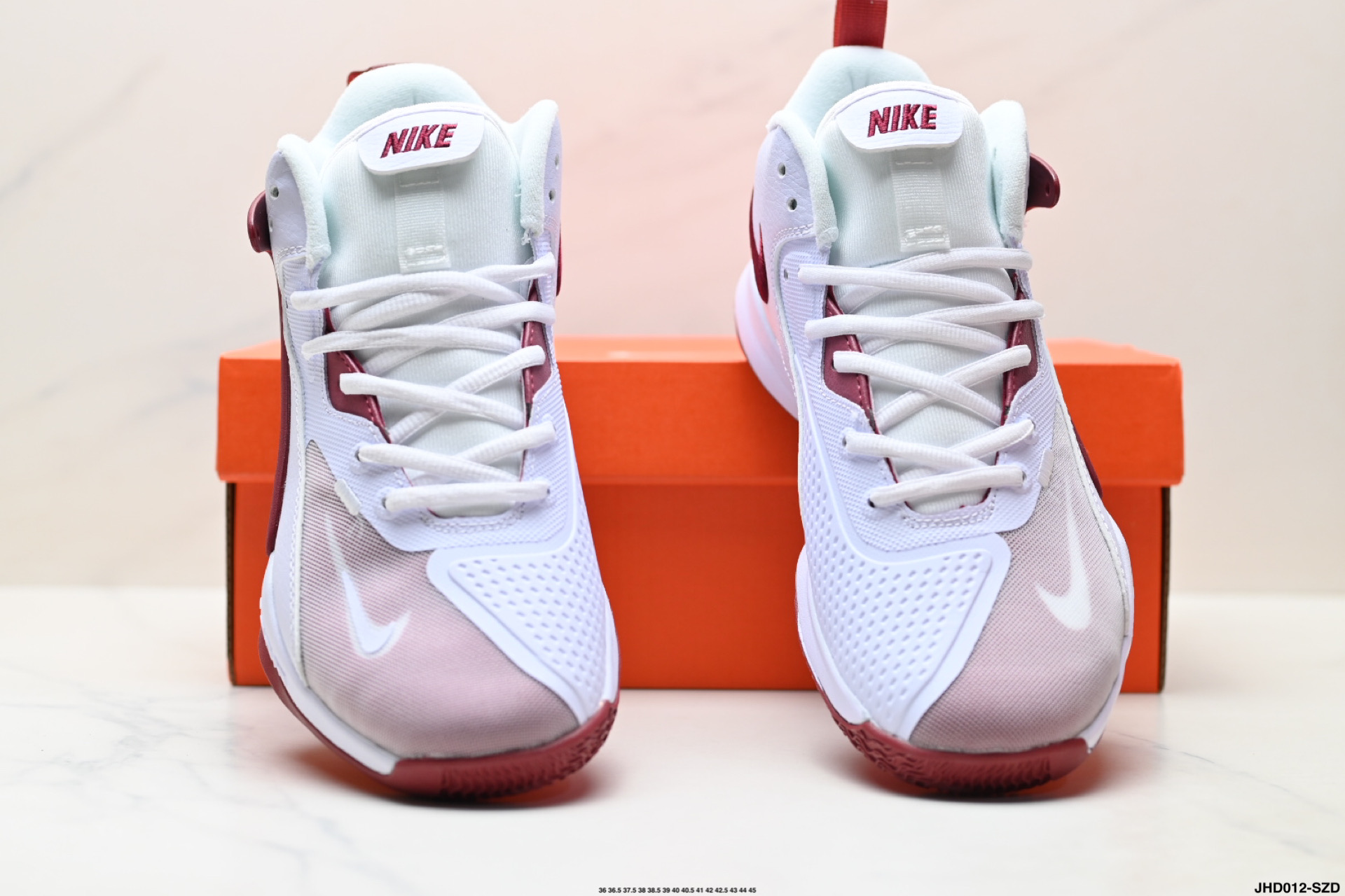 💰200
公司级✅NIKE耐克排球鞋 ZOOM HYPERSET 2 SEELECTRIC巴黎奥运配色
Nike Zoom Hyperset 2 SE是一款专为运动设计的跑鞋，主打轻便、透气和耐磨，适合四季穿着。其核心科技包括前后掌双Zoom气垫和Phylon泡棉，提供良好的缓震性能。
中底配置‌：采用前后掌双Zoom气垫和Phylon泡棉，弹跳感受略逊于HD48元年版，但防侧翻性能提升明显。 ‌
‌抓地与耐磨‌：抓地力一般，耐磨性较差，需注意日常维护。 ‌‌
‌适用场景‌：适合慢跑、日常训练等轻度运动，不适合高强度竞技。
货号:FQ7070-001
尺码:36 36.5 37.5 38 38.5 39 40 40.5 41 42 42.5 43 44 45
lD:JHD012-SZD