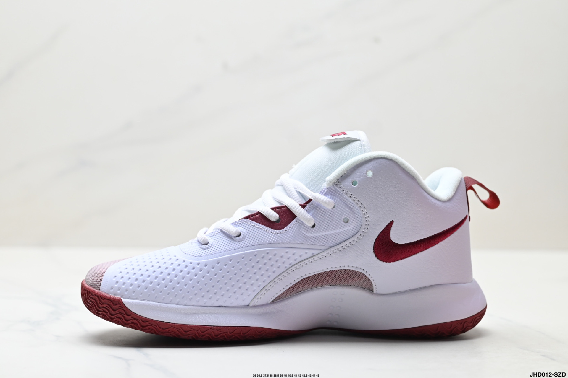 💰200
公司级✅NIKE耐克排球鞋 ZOOM HYPERSET 2 SEELECTRIC巴黎奥运配色
Nike Zoom Hyperset 2 SE是一款专为运动设计的跑鞋，主打轻便、透气和耐磨，适合四季穿着。其核心科技包括前后掌双Zoom气垫和Phylon泡棉，提供良好的缓震性能。
中底配置‌：采用前后掌双Zoom气垫和Phylon泡棉，弹跳感受略逊于HD48元年版，但防侧翻性能提升明显。 ‌
‌抓地与耐磨‌：抓地力一般，耐磨性较差，需注意日常维护。 ‌‌
‌适用场景‌：适合慢跑、日常训练等轻度运动，不适合高强度竞技。
货号:FQ7070-001
尺码:36 36.5 37.5 38 38.5 39 40 40.5 41 42 42.5 43 44 45
lD:JHD012-SZD