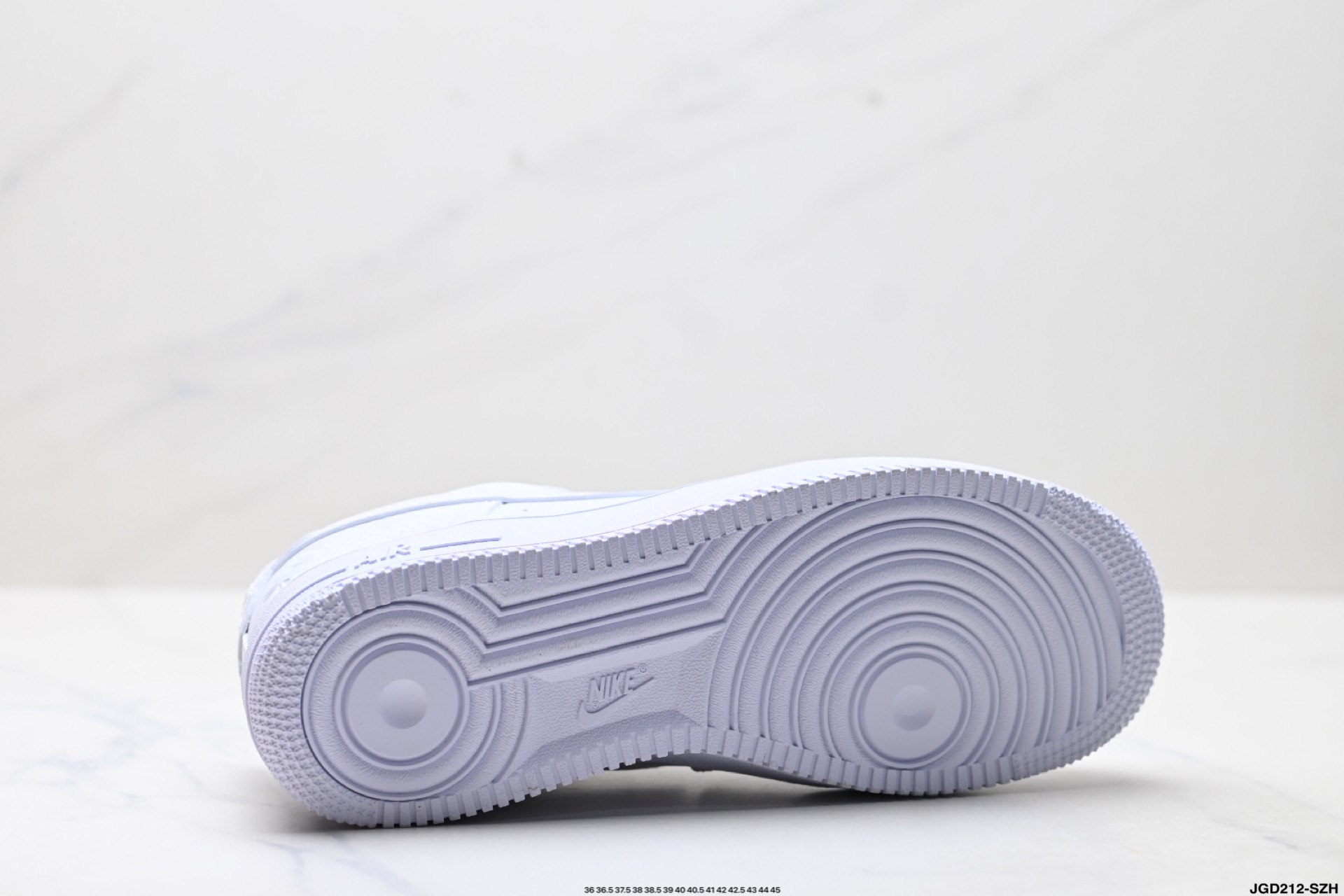 NIKE AIR FORCE 1‘07 LV8 IB0018-100