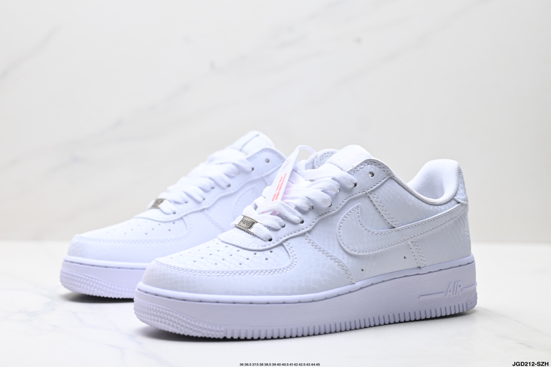 NIKE AIR FORCE 1‘07 LV8 IB0018-100