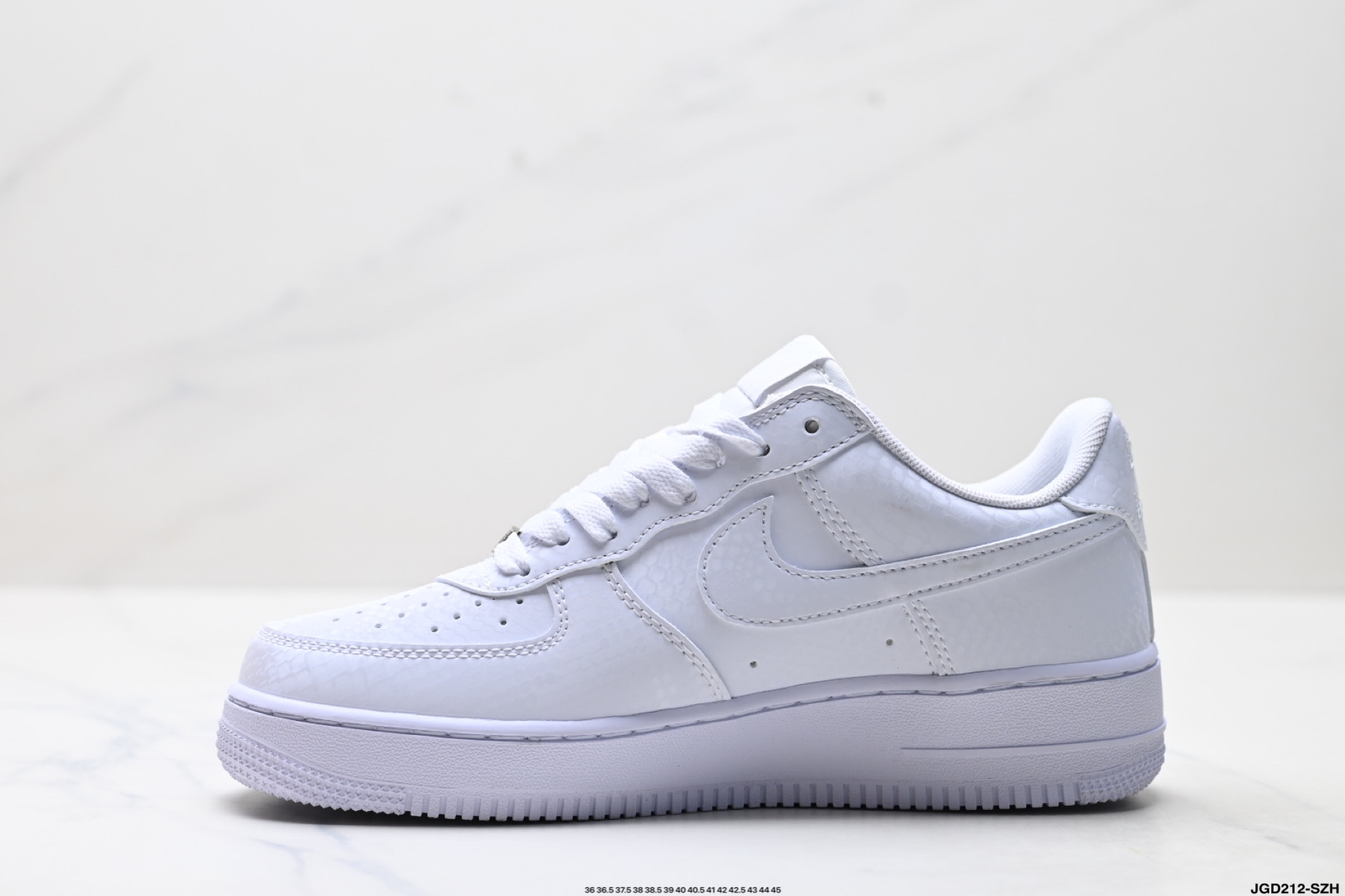 NIKE AIR FORCE 1‘07 LV8 IB0018-100
