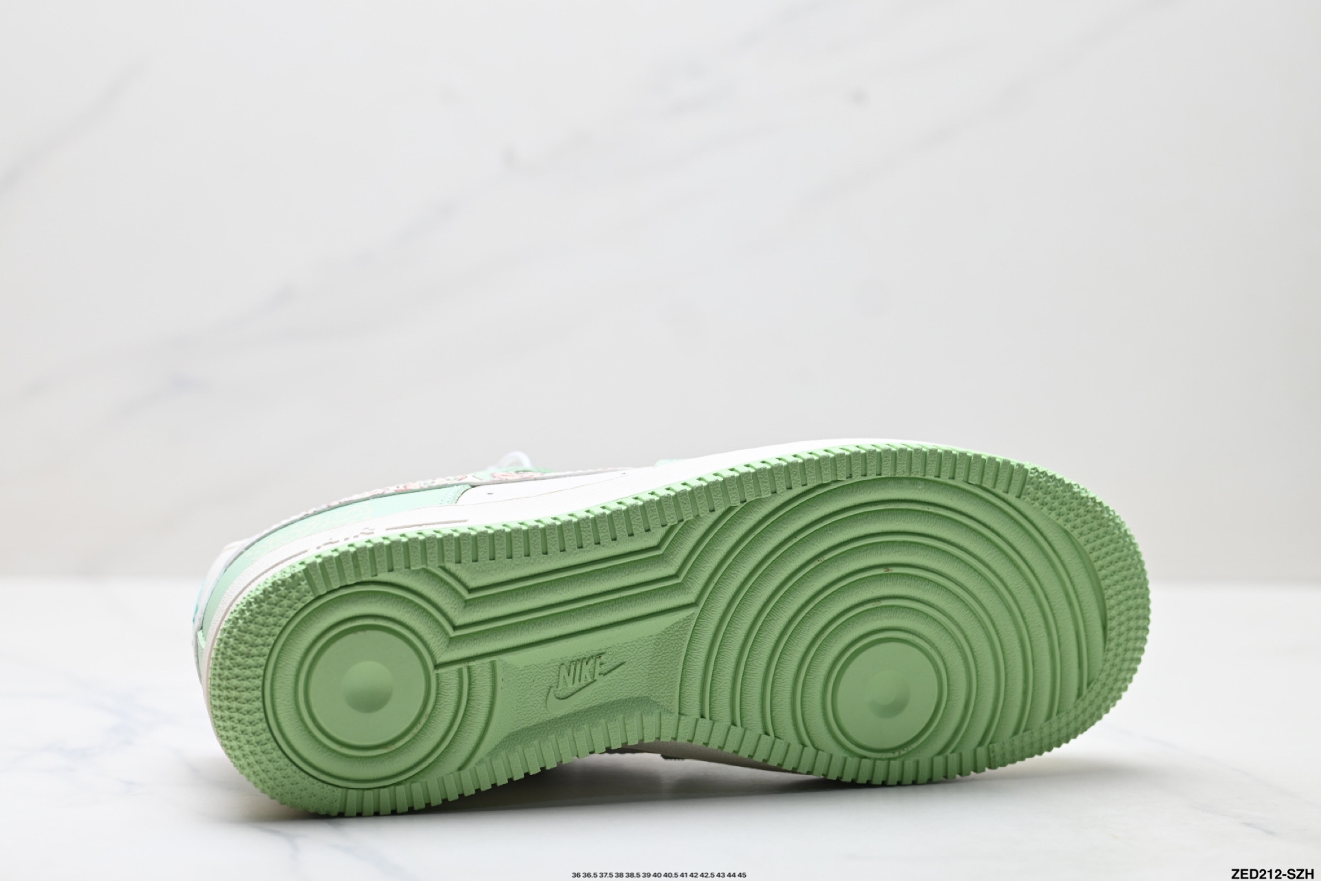 NIKE AIR FORCE 1‘07 LV8 KB1688-007