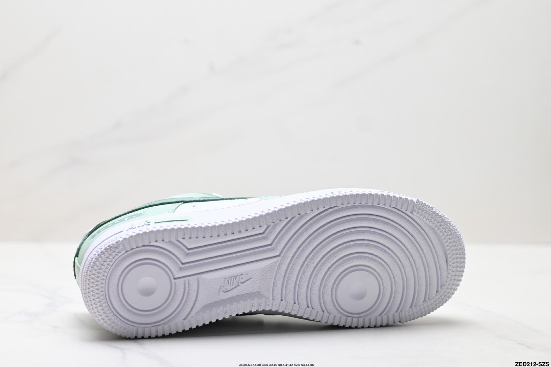 NIKE AIR FORCE 1‘07 LV8 ZH0316-098