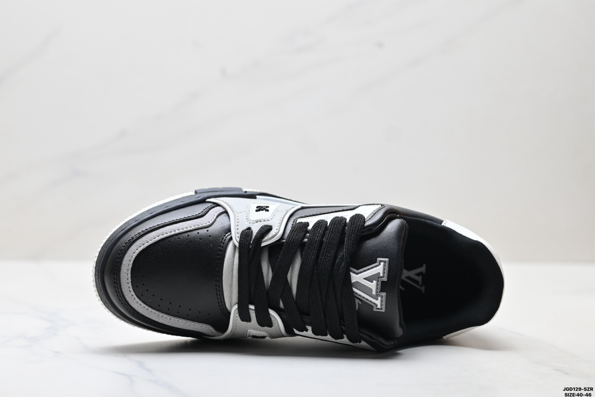 Louis Vuitton Trainer Sneaker Low: Elegancia y Comodidad en Cada Paso 3 i1756397309565 8061 0 1