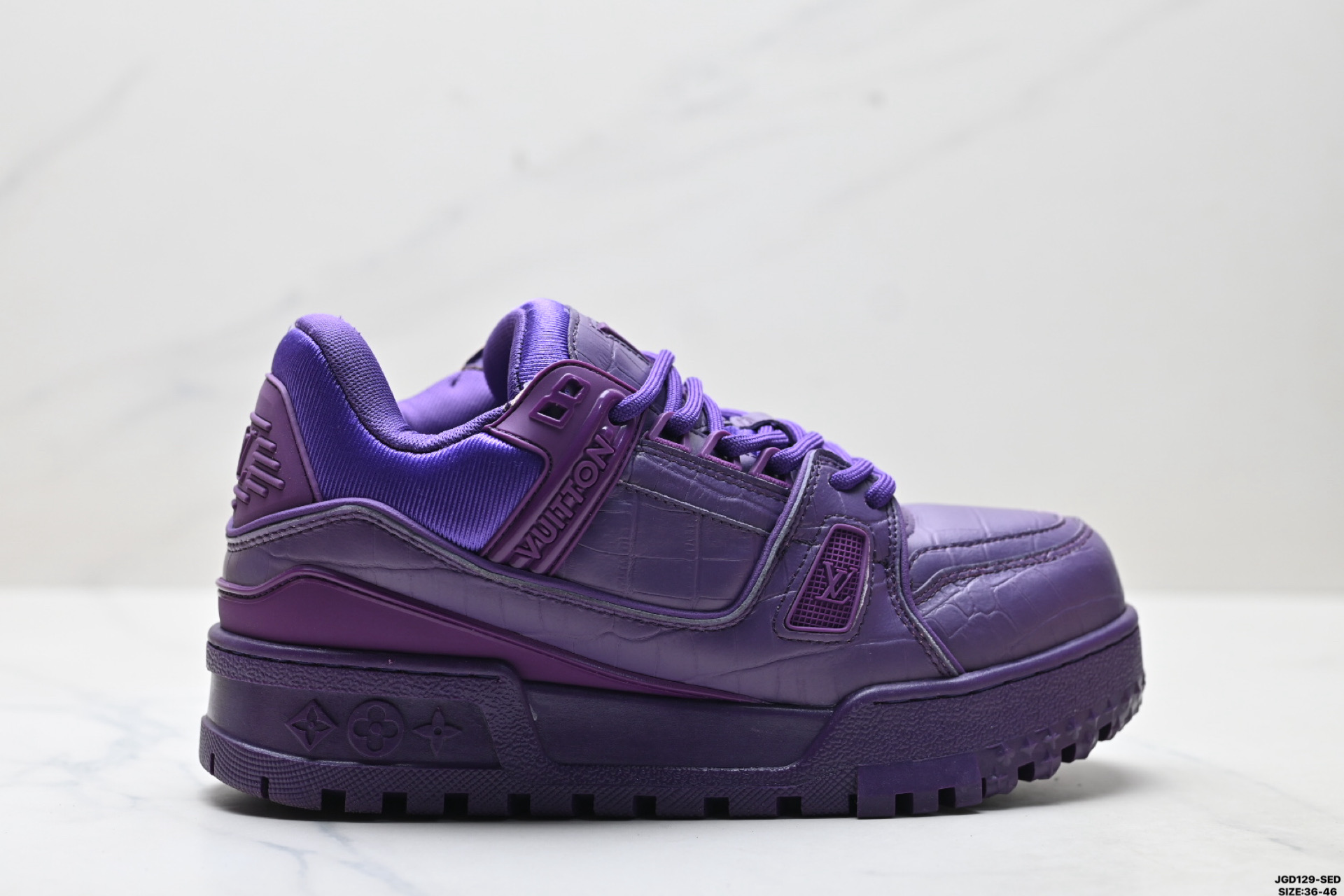 💰160
公司级✅LOUIS VUITTON Trainer Maxi 路易威登 小胖丁 圆头系带低帮 厚底板鞋 
舒适防滑底和百搭性霸屏整个时尚娱乐圈 细节调整完美主义 鞋面采用柔软皮革鞋面 独家开模大底 侧边采用3D打印标志性Logo 尽显贵族时尚气息 配带正品全套包装
尺码:36-46
lD:JGD129-SED