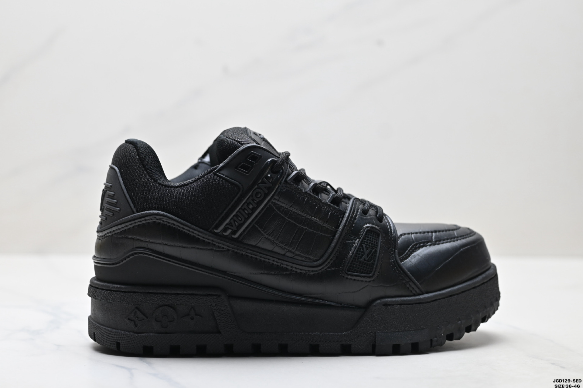 💰160
公司级✅LOUIS VUITTON Trainer Maxi 路易威登 小胖丁 圆头系带低帮 厚底板鞋 
舒适防滑底和百搭性霸屏整个时尚娱乐圈 细节调整完美主义 鞋面采用柔软皮革鞋面 独家开模大底 侧边采用3D打印标志性Logo 尽显贵族时尚气息 配带正品全套包装
尺码:36-46
lD:JGD129-SED