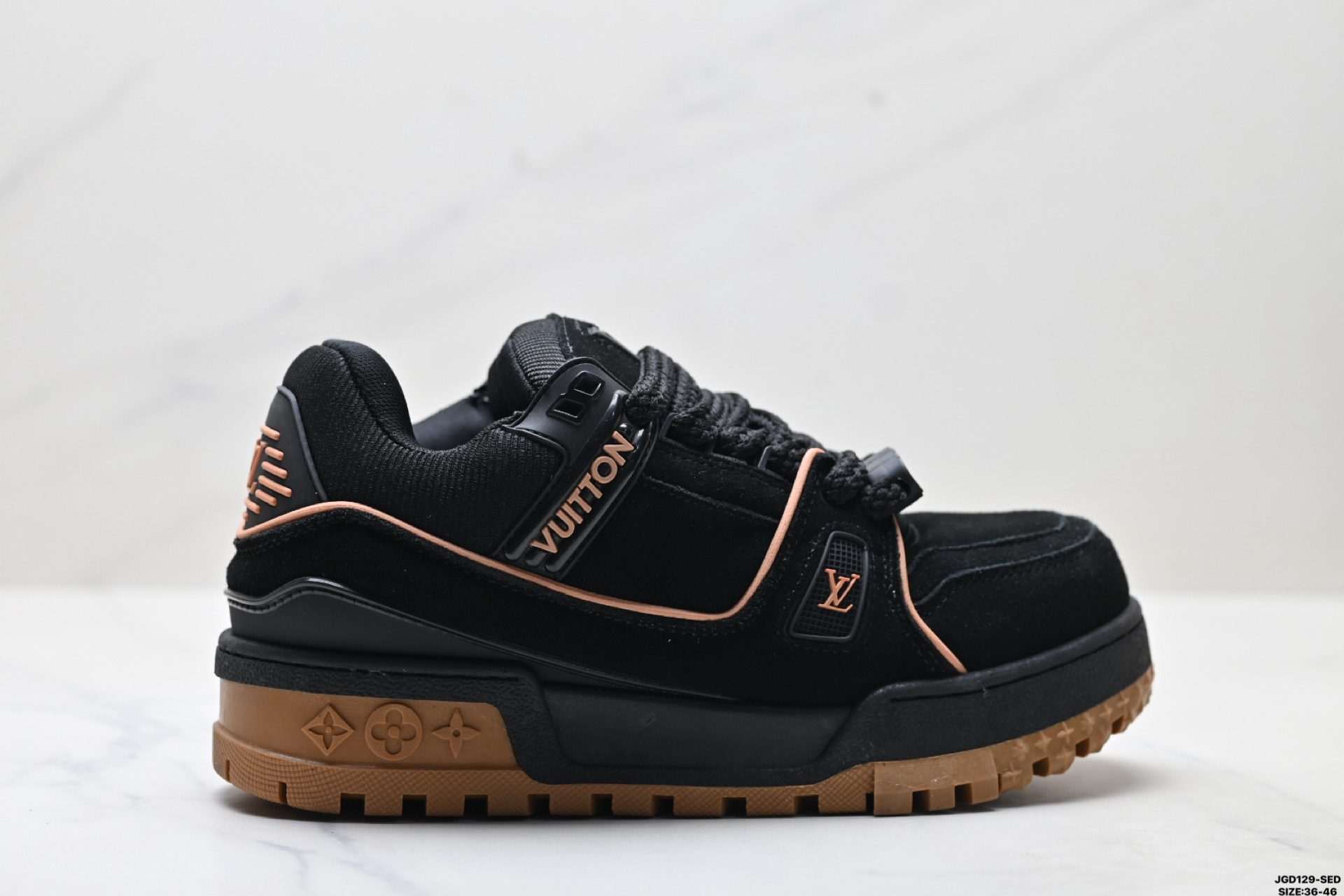 💰160
公司级✅LOUIS VUITTON Trainer Maxi 路易威登 小胖丁 圆头系带低帮 厚底板鞋 
舒适防滑底和百搭性霸屏整个时尚娱乐圈 细节调整完美主义 鞋面采用柔软皮革鞋面 独家开模大底 侧边采用3D打印标志性Logo 尽显贵族时尚气息 配带正品全套包装
尺码:36-46
lD:JGD129-SED