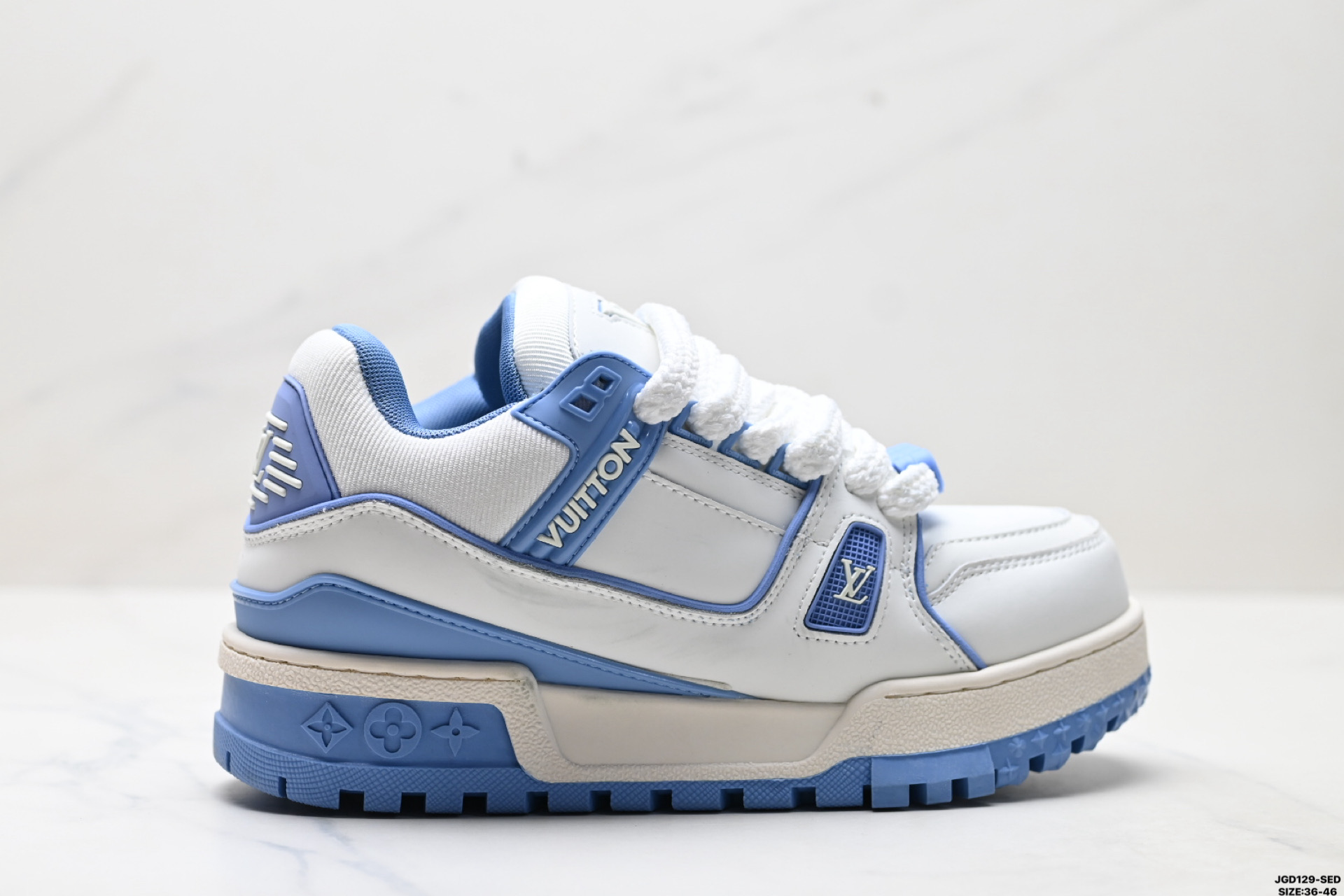 💰160
公司级✅LOUIS VUITTON Trainer Maxi 路易威登 小胖丁 圆头系带低帮 厚底板鞋 
舒适防滑底和百搭性霸屏整个时尚娱乐圈 细节调整完美主义 鞋面采用柔软皮革鞋面 独家开模大底 侧边采用3D打印标志性Logo 尽显贵族时尚气息 配带正品全套包装
尺码:36-46
lD:JGD129-SED