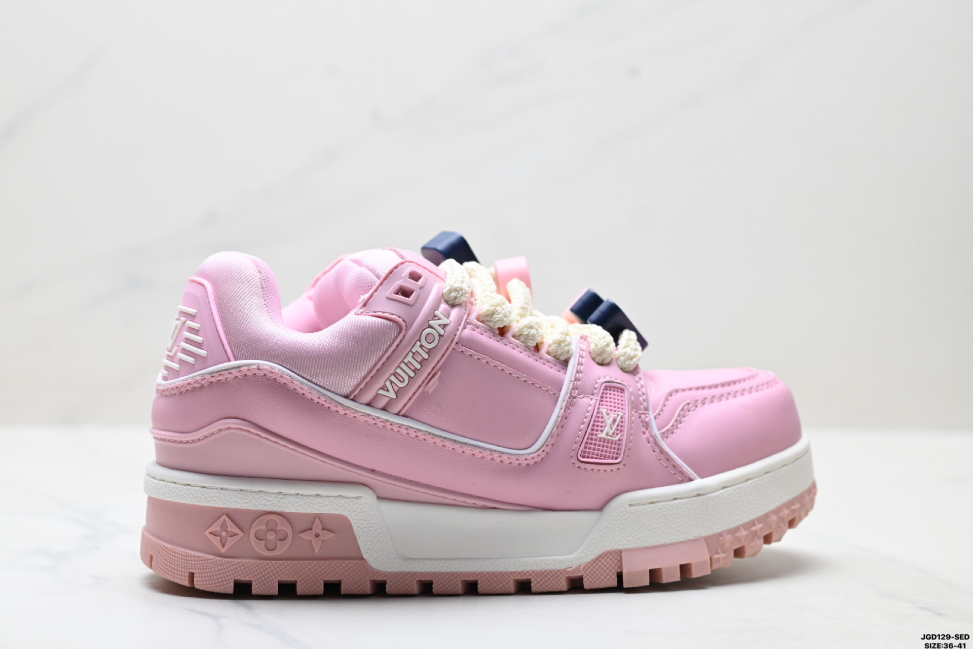 🈴💰160
公司级✅LOUIS VUITTON Trainer Maxi 路易威登 小胖丁 圆头系带低帮 厚底板鞋 
舒适防滑底和百搭性霸屏整个时尚娱乐圈 细节调整完美主义 鞋面采用柔软皮革鞋面 独家开模大底 侧边采用3D打印标志性Logo 尽显贵族时尚气息 配带正品全套包装
lD:JGD129-SED