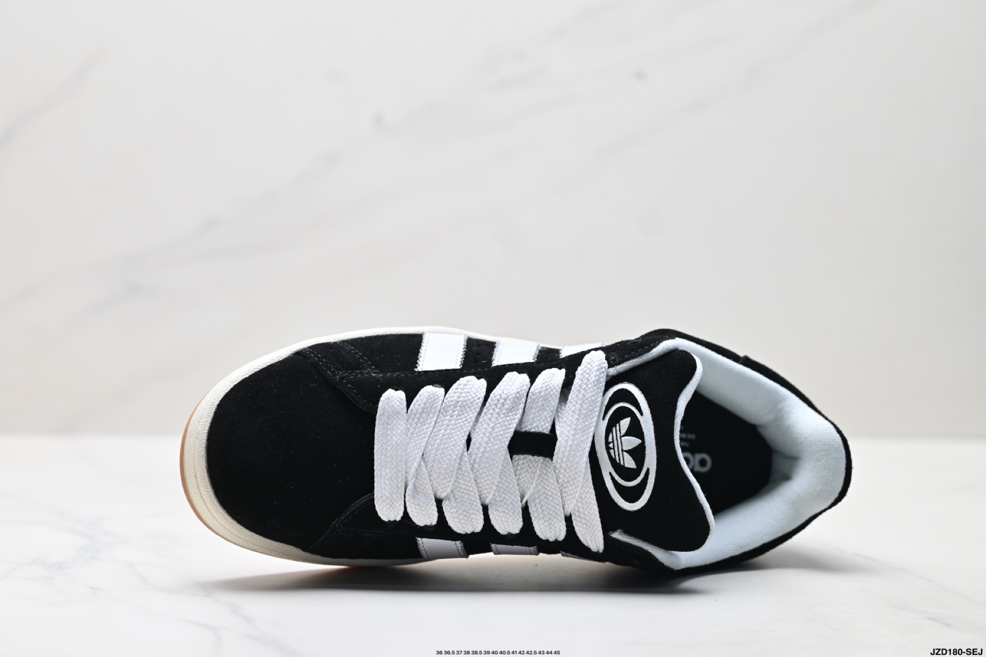 💰160
公司级✅Adidas Originals Campus 00s系列 阿迪达斯 面包风经典复古低帮百搭休闲运动板鞋
Adidas Originals Campus 00s系列是阿迪达斯于2025年推出的复古面包鞋型，以加宽鞋身、圆润廓形和麂皮材质为标志性设计，延续了千禧年校园风格
廓形升级‌：打破传统Campus的瘦长造型，通过加宽鞋带、鞋舌和鞋底，打造出宽大面包鞋廓形，鞋身采用绒面皮料与白色常规皮革拼接设计。 ‌‌
‌复古元素‌：保留经典三条纹和三叶草Logo，鞋舌及后跟填充厚实海绵衬垫，增强舒适度。 ‌‌
舒适与功能
‌内衬设计‌：鞋舌及后跟采用柔软海绵衬垫，减少磨脚问题。 
‌鞋底配置‌：硫化橡胶外底提供柔韧弯折性和耐磨性，抓地力表现良好。 ‌‌
货号:lE3914
尺码:36 36.5 37 38 38.5 39 40 40.5 41 42 42.5 43 44 45
ID:JZD180-SEJ