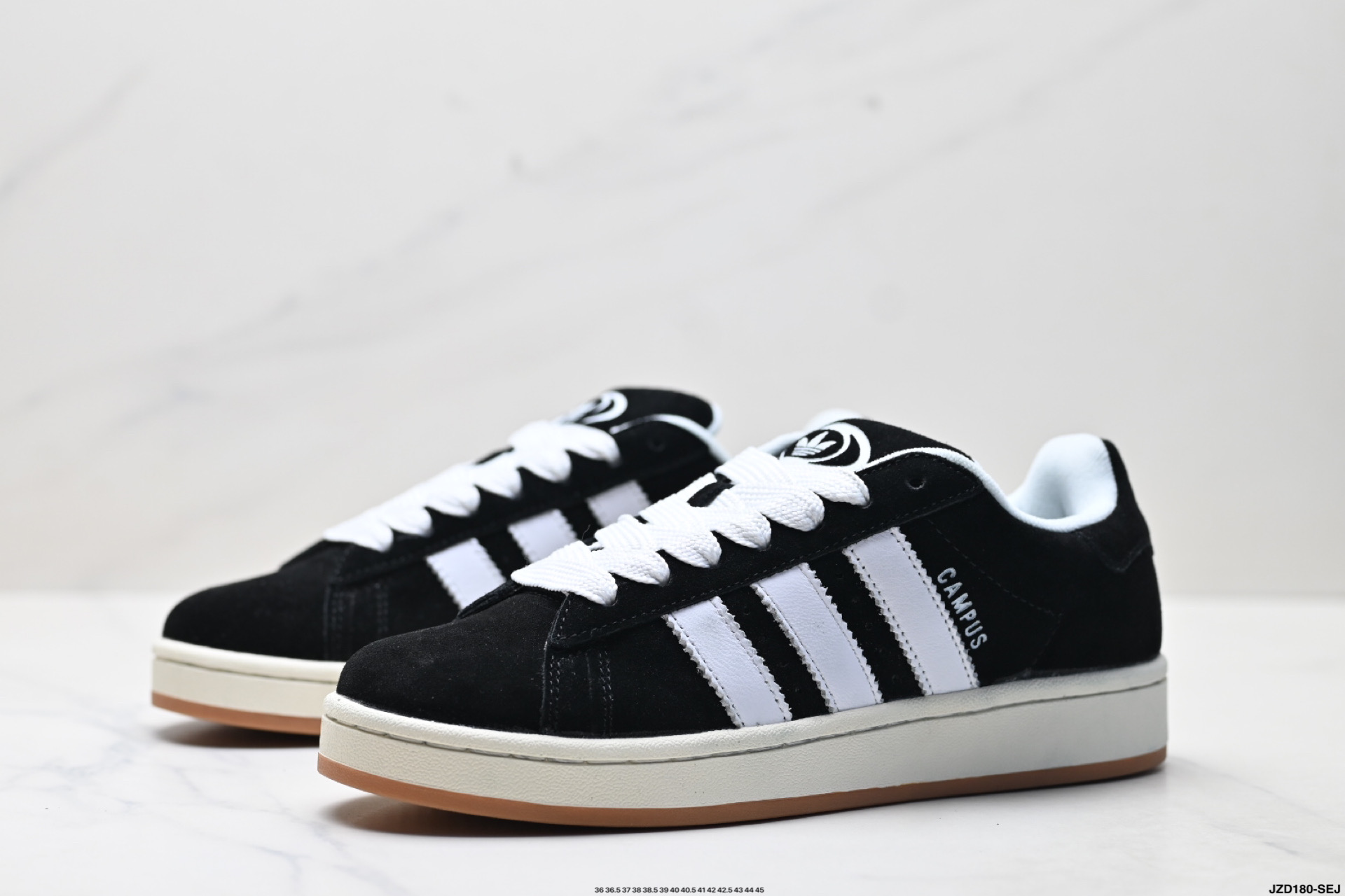 💰160
公司级✅Adidas Originals Campus 00s系列 阿迪达斯 面包风经典复古低帮百搭休闲运动板鞋
Adidas Originals Campus 00s系列是阿迪达斯于2025年推出的复古面包鞋型，以加宽鞋身、圆润廓形和麂皮材质为标志性设计，延续了千禧年校园风格
廓形升级‌：打破传统Campus的瘦长造型，通过加宽鞋带、鞋舌和鞋底，打造出宽大面包鞋廓形，鞋身采用绒面皮料与白色常规皮革拼接设计。 ‌‌
‌复古元素‌：保留经典三条纹和三叶草Logo，鞋舌及后跟填充厚实海绵衬垫，增强舒适度。 ‌‌
舒适与功能
‌内衬设计‌：鞋舌及后跟采用柔软海绵衬垫，减少磨脚问题。 
‌鞋底配置‌：硫化橡胶外底提供柔韧弯折性和耐磨性，抓地力表现良好。 ‌‌
货号:lE3914
尺码:36 36.5 37 38 38.5 39 40 40.5 41 42 42.5 43 44 45
ID:JZD180-SEJ