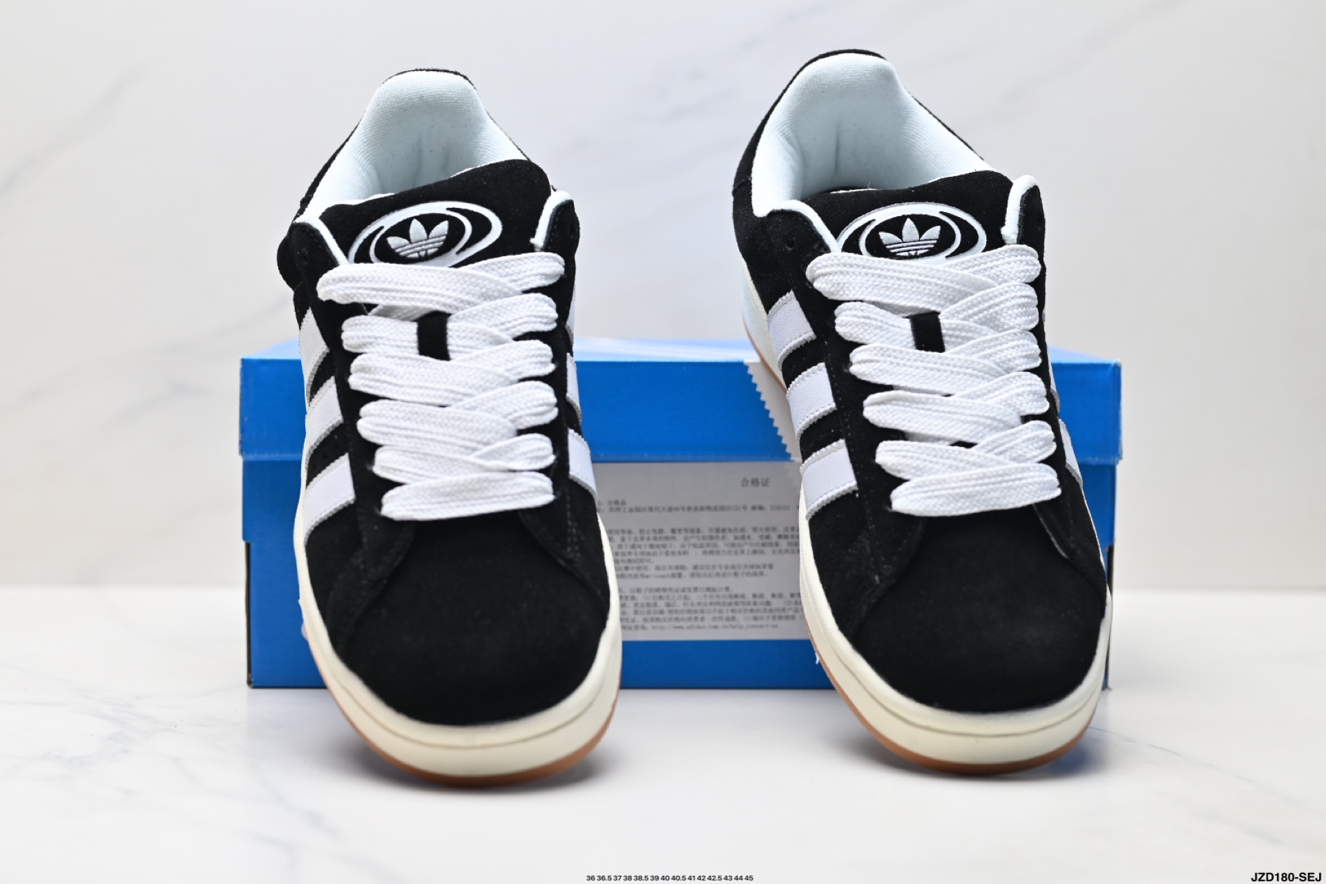 💰160
公司级✅Adidas Originals Campus 00s系列 阿迪达斯 面包风经典复古低帮百搭休闲运动板鞋
Adidas Originals Campus 00s系列是阿迪达斯于2025年推出的复古面包鞋型，以加宽鞋身、圆润廓形和麂皮材质为标志性设计，延续了千禧年校园风格
廓形升级‌：打破传统Campus的瘦长造型，通过加宽鞋带、鞋舌和鞋底，打造出宽大面包鞋廓形，鞋身采用绒面皮料与白色常规皮革拼接设计。 ‌‌
‌复古元素‌：保留经典三条纹和三叶草Logo，鞋舌及后跟填充厚实海绵衬垫，增强舒适度。 ‌‌
舒适与功能
‌内衬设计‌：鞋舌及后跟采用柔软海绵衬垫，减少磨脚问题。 
‌鞋底配置‌：硫化橡胶外底提供柔韧弯折性和耐磨性，抓地力表现良好。 ‌‌
货号:lE3914
尺码:36 36.5 37 38 38.5 39 40 40.5 41 42 42.5 43 44 45
ID:JZD180-SEJ
