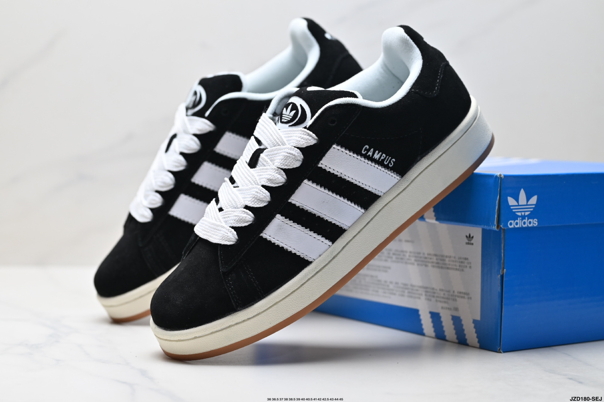 💰160
公司级✅Adidas Originals Campus 00s系列 阿迪达斯 面包风经典复古低帮百搭休闲运动板鞋
Adidas Originals Campus 00s系列是阿迪达斯于2025年推出的复古面包鞋型，以加宽鞋身、圆润廓形和麂皮材质为标志性设计，延续了千禧年校园风格
廓形升级‌：打破传统Campus的瘦长造型，通过加宽鞋带、鞋舌和鞋底，打造出宽大面包鞋廓形，鞋身采用绒面皮料与白色常规皮革拼接设计。 ‌‌
‌复古元素‌：保留经典三条纹和三叶草Logo，鞋舌及后跟填充厚实海绵衬垫，增强舒适度。 ‌‌
舒适与功能
‌内衬设计‌：鞋舌及后跟采用柔软海绵衬垫，减少磨脚问题。 
‌鞋底配置‌：硫化橡胶外底提供柔韧弯折性和耐磨性，抓地力表现良好。 ‌‌
货号:lE3914
尺码:36 36.5 37 38 38.5 39 40 40.5 41 42 42.5 43 44 45
ID:JZD180-SEJ