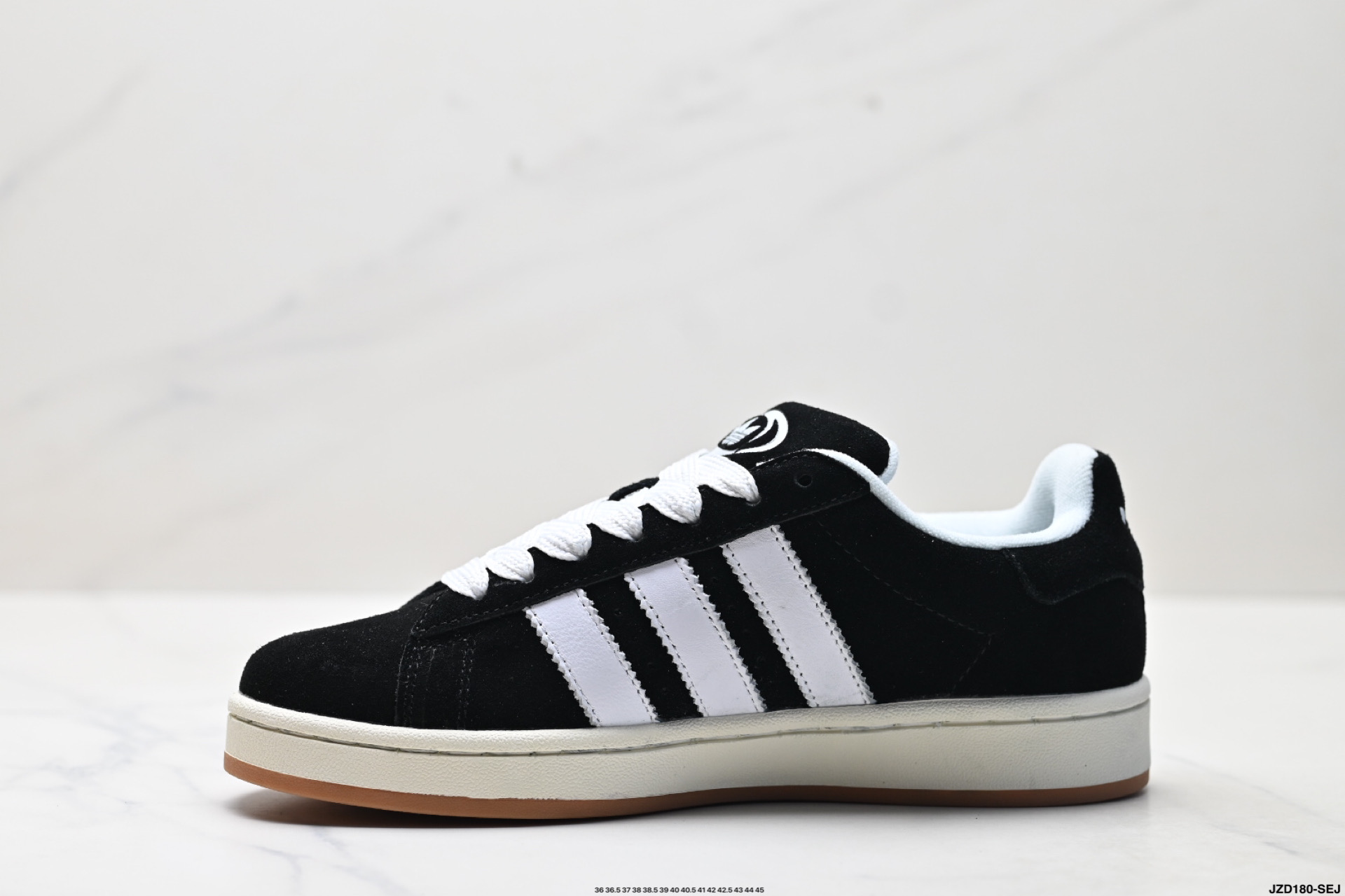 💰160
公司级✅Adidas Originals Campus 00s系列 阿迪达斯 面包风经典复古低帮百搭休闲运动板鞋
Adidas Originals Campus 00s系列是阿迪达斯于2025年推出的复古面包鞋型，以加宽鞋身、圆润廓形和麂皮材质为标志性设计，延续了千禧年校园风格
廓形升级‌：打破传统Campus的瘦长造型，通过加宽鞋带、鞋舌和鞋底，打造出宽大面包鞋廓形，鞋身采用绒面皮料与白色常规皮革拼接设计。 ‌‌
‌复古元素‌：保留经典三条纹和三叶草Logo，鞋舌及后跟填充厚实海绵衬垫，增强舒适度。 ‌‌
舒适与功能
‌内衬设计‌：鞋舌及后跟采用柔软海绵衬垫，减少磨脚问题。 
‌鞋底配置‌：硫化橡胶外底提供柔韧弯折性和耐磨性，抓地力表现良好。 ‌‌
货号:lE3914
尺码:36 36.5 37 38 38.5 39 40 40.5 41 42 42.5 43 44 45
ID:JZD180-SEJ