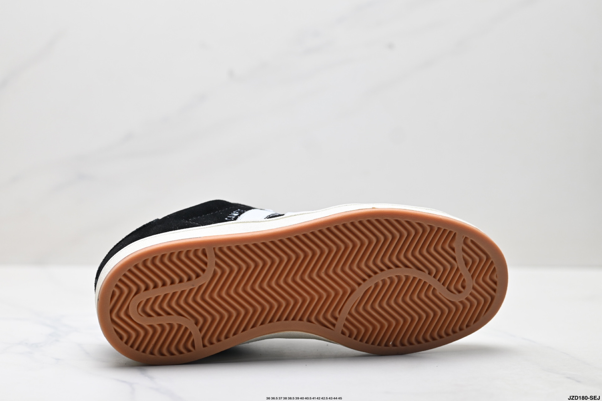 💰160
公司级✅Adidas Originals Campus 00s系列 阿迪达斯 面包风经典复古低帮百搭休闲运动板鞋
Adidas Originals Campus 00s系列是阿迪达斯于2025年推出的复古面包鞋型，以加宽鞋身、圆润廓形和麂皮材质为标志性设计，延续了千禧年校园风格
廓形升级‌：打破传统Campus的瘦长造型，通过加宽鞋带、鞋舌和鞋底，打造出宽大面包鞋廓形，鞋身采用绒面皮料与白色常规皮革拼接设计。 ‌‌
‌复古元素‌：保留经典三条纹和三叶草Logo，鞋舌及后跟填充厚实海绵衬垫，增强舒适度。 ‌‌
舒适与功能
‌内衬设计‌：鞋舌及后跟采用柔软海绵衬垫，减少磨脚问题。 
‌鞋底配置‌：硫化橡胶外底提供柔韧弯折性和耐磨性，抓地力表现良好。 ‌‌
货号:lE3914
尺码:36 36.5 37 38 38.5 39 40 40.5 41 42 42.5 43 44 45
ID:JZD180-SEJ