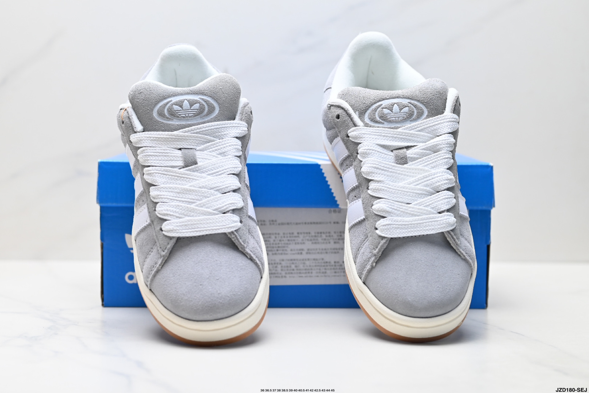 💰160
公司级✅Adidas Originals Campus 00s系列 阿迪达斯 面包风经典复古低帮百搭休闲运动板鞋
Adidas Originals Campus 00s系列是阿迪达斯于2025年推出的复古面包鞋型，以加宽鞋身、圆润廓形和麂皮材质为标志性设计，延续了千禧年校园风格
廓形升级‌：打破传统Campus的瘦长造型，通过加宽鞋带、鞋舌和鞋底，打造出宽大面包鞋廓形，鞋身采用绒面皮料与白色常规皮革拼接设计。 ‌‌
‌复古元素‌：保留经典三条纹和三叶草Logo，鞋舌及后跟填充厚实海绵衬垫，增强舒适度。 ‌‌
舒适与功能
‌内衬设计‌：鞋舌及后跟采用柔软海绵衬垫，减少磨脚问题。 
‌鞋底配置‌：硫化橡胶外底提供柔韧弯折性和耐磨性，抓地力表现良好。 ‌‌
货号:lE3914
尺码:36 36.5 37 38 38.5 39 40 40.5 41 42 42.5 43 44 45
ID:JZD180-SEJ
