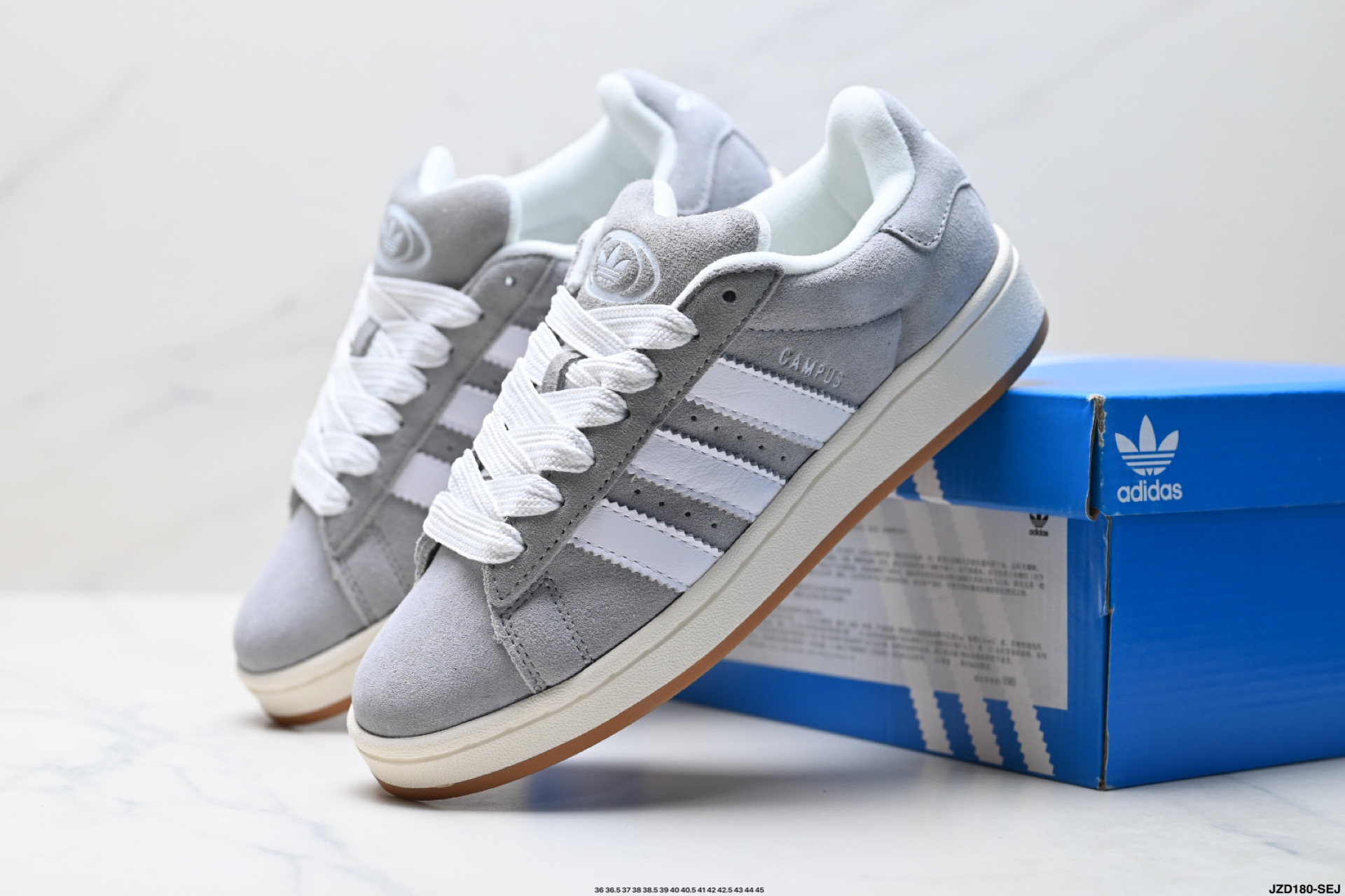 💰160
公司级✅Adidas Originals Campus 00s系列 阿迪达斯 面包风经典复古低帮百搭休闲运动板鞋
Adidas Originals Campus 00s系列是阿迪达斯于2025年推出的复古面包鞋型，以加宽鞋身、圆润廓形和麂皮材质为标志性设计，延续了千禧年校园风格
廓形升级‌：打破传统Campus的瘦长造型，通过加宽鞋带、鞋舌和鞋底，打造出宽大面包鞋廓形，鞋身采用绒面皮料与白色常规皮革拼接设计。 ‌‌
‌复古元素‌：保留经典三条纹和三叶草Logo，鞋舌及后跟填充厚实海绵衬垫，增强舒适度。 ‌‌
舒适与功能
‌内衬设计‌：鞋舌及后跟采用柔软海绵衬垫，减少磨脚问题。 
‌鞋底配置‌：硫化橡胶外底提供柔韧弯折性和耐磨性，抓地力表现良好。 ‌‌
货号:lE3914
尺码:36 36.5 37 38 38.5 39 40 40.5 41 42 42.5 43 44 45
ID:JZD180-SEJ
