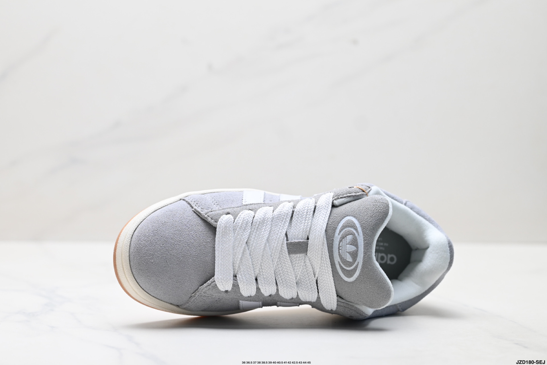 💰160
公司级✅Adidas Originals Campus 00s系列 阿迪达斯 面包风经典复古低帮百搭休闲运动板鞋
Adidas Originals Campus 00s系列是阿迪达斯于2025年推出的复古面包鞋型，以加宽鞋身、圆润廓形和麂皮材质为标志性设计，延续了千禧年校园风格
廓形升级‌：打破传统Campus的瘦长造型，通过加宽鞋带、鞋舌和鞋底，打造出宽大面包鞋廓形，鞋身采用绒面皮料与白色常规皮革拼接设计。 ‌‌
‌复古元素‌：保留经典三条纹和三叶草Logo，鞋舌及后跟填充厚实海绵衬垫，增强舒适度。 ‌‌
舒适与功能
‌内衬设计‌：鞋舌及后跟采用柔软海绵衬垫，减少磨脚问题。 
‌鞋底配置‌：硫化橡胶外底提供柔韧弯折性和耐磨性，抓地力表现良好。 ‌‌
货号:lE3914
尺码:36 36.5 37 38 38.5 39 40 40.5 41 42 42.5 43 44 45
ID:JZD180-SEJ