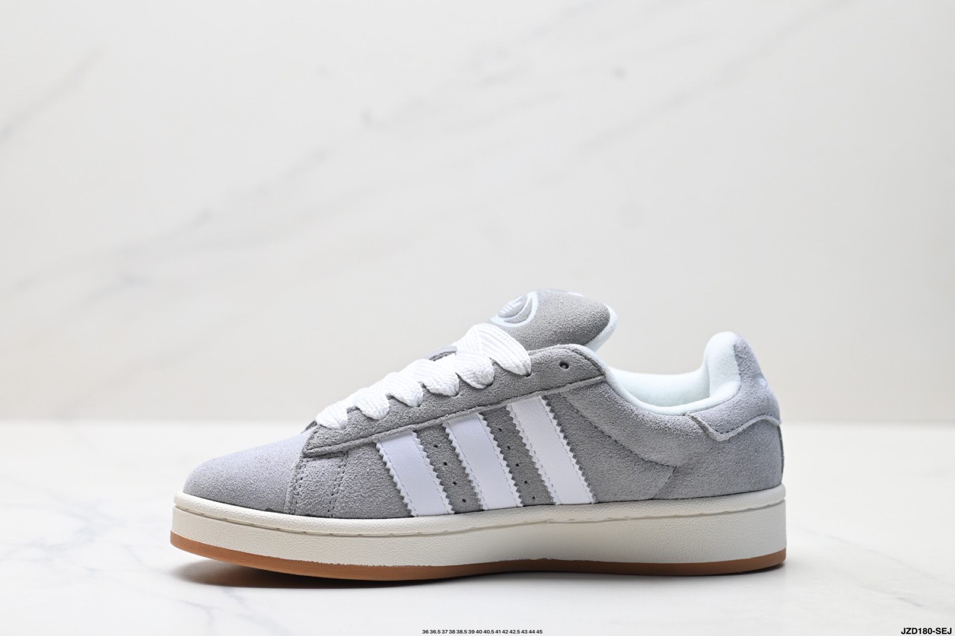 💰160
公司级✅Adidas Originals Campus 00s系列 阿迪达斯 面包风经典复古低帮百搭休闲运动板鞋
Adidas Originals Campus 00s系列是阿迪达斯于2025年推出的复古面包鞋型，以加宽鞋身、圆润廓形和麂皮材质为标志性设计，延续了千禧年校园风格
廓形升级‌：打破传统Campus的瘦长造型，通过加宽鞋带、鞋舌和鞋底，打造出宽大面包鞋廓形，鞋身采用绒面皮料与白色常规皮革拼接设计。 ‌‌
‌复古元素‌：保留经典三条纹和三叶草Logo，鞋舌及后跟填充厚实海绵衬垫，增强舒适度。 ‌‌
舒适与功能
‌内衬设计‌：鞋舌及后跟采用柔软海绵衬垫，减少磨脚问题。 
‌鞋底配置‌：硫化橡胶外底提供柔韧弯折性和耐磨性，抓地力表现良好。 ‌‌
货号:lE3914
尺码:36 36.5 37 38 38.5 39 40 40.5 41 42 42.5 43 44 45
ID:JZD180-SEJ