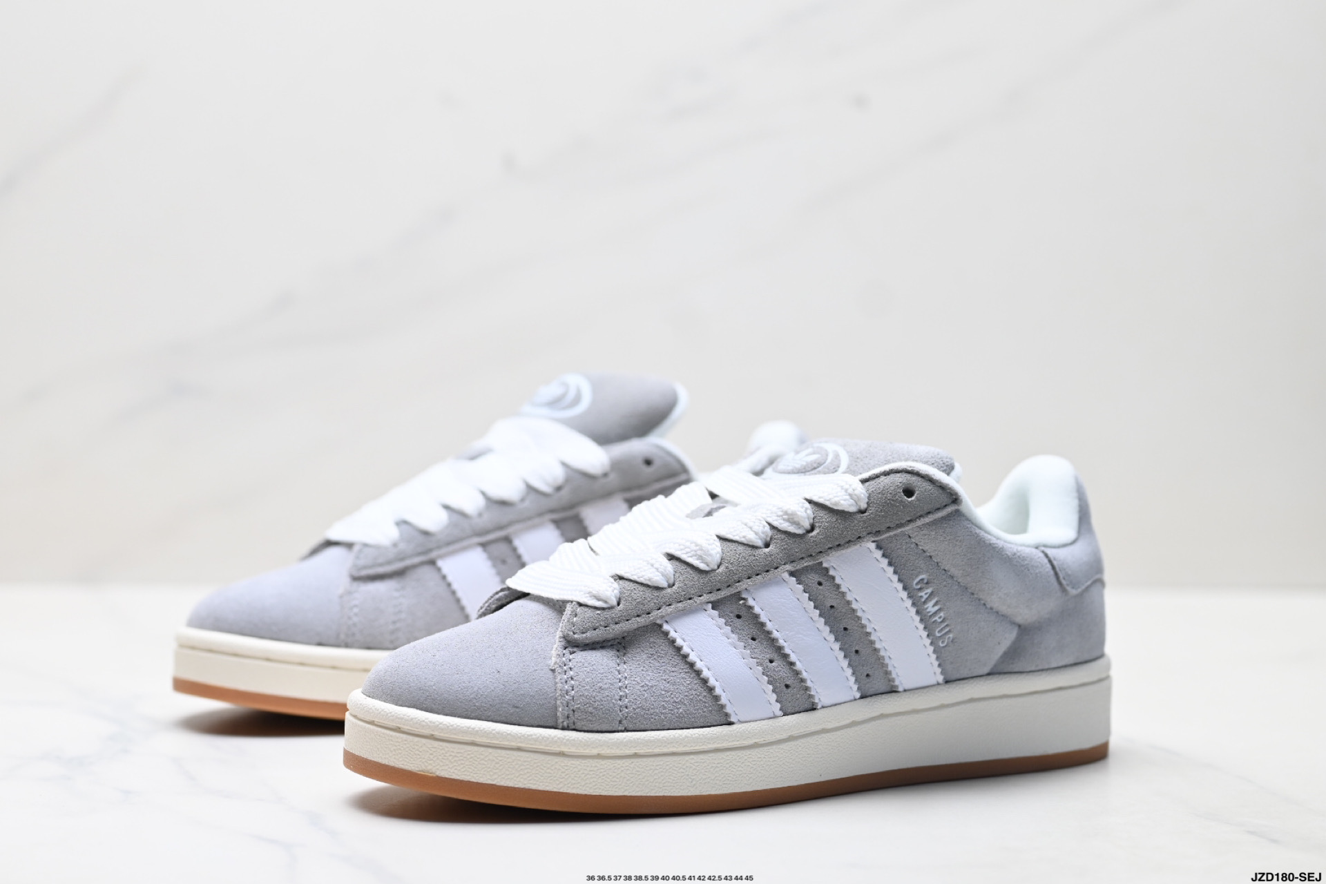 💰160
公司级✅Adidas Originals Campus 00s系列 阿迪达斯 面包风经典复古低帮百搭休闲运动板鞋
Adidas Originals Campus 00s系列是阿迪达斯于2025年推出的复古面包鞋型，以加宽鞋身、圆润廓形和麂皮材质为标志性设计，延续了千禧年校园风格
廓形升级‌：打破传统Campus的瘦长造型，通过加宽鞋带、鞋舌和鞋底，打造出宽大面包鞋廓形，鞋身采用绒面皮料与白色常规皮革拼接设计。 ‌‌
‌复古元素‌：保留经典三条纹和三叶草Logo，鞋舌及后跟填充厚实海绵衬垫，增强舒适度。 ‌‌
舒适与功能
‌内衬设计‌：鞋舌及后跟采用柔软海绵衬垫，减少磨脚问题。 
‌鞋底配置‌：硫化橡胶外底提供柔韧弯折性和耐磨性，抓地力表现良好。 ‌‌
货号:lE3914
尺码:36 36.5 37 38 38.5 39 40 40.5 41 42 42.5 43 44 45
ID:JZD180-SEJ