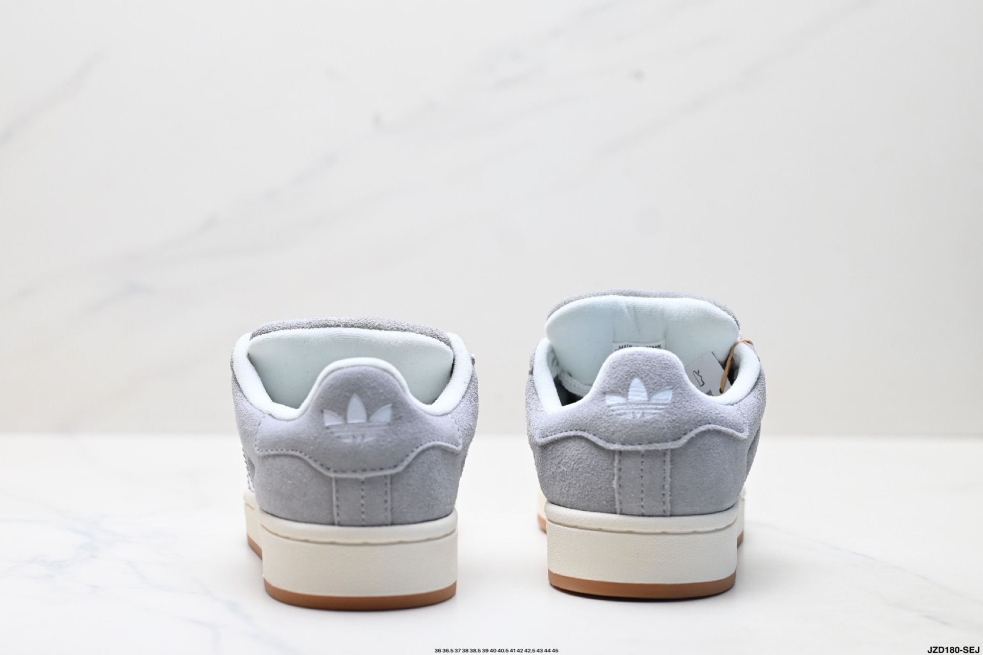 💰160
公司级✅Adidas Originals Campus 00s系列 阿迪达斯 面包风经典复古低帮百搭休闲运动板鞋
Adidas Originals Campus 00s系列是阿迪达斯于2025年推出的复古面包鞋型，以加宽鞋身、圆润廓形和麂皮材质为标志性设计，延续了千禧年校园风格
廓形升级‌：打破传统Campus的瘦长造型，通过加宽鞋带、鞋舌和鞋底，打造出宽大面包鞋廓形，鞋身采用绒面皮料与白色常规皮革拼接设计。 ‌‌
‌复古元素‌：保留经典三条纹和三叶草Logo，鞋舌及后跟填充厚实海绵衬垫，增强舒适度。 ‌‌
舒适与功能
‌内衬设计‌：鞋舌及后跟采用柔软海绵衬垫，减少磨脚问题。 
‌鞋底配置‌：硫化橡胶外底提供柔韧弯折性和耐磨性，抓地力表现良好。 ‌‌
货号:lE3914
尺码:36 36.5 37 38 38.5 39 40 40.5 41 42 42.5 43 44 45
ID:JZD180-SEJ