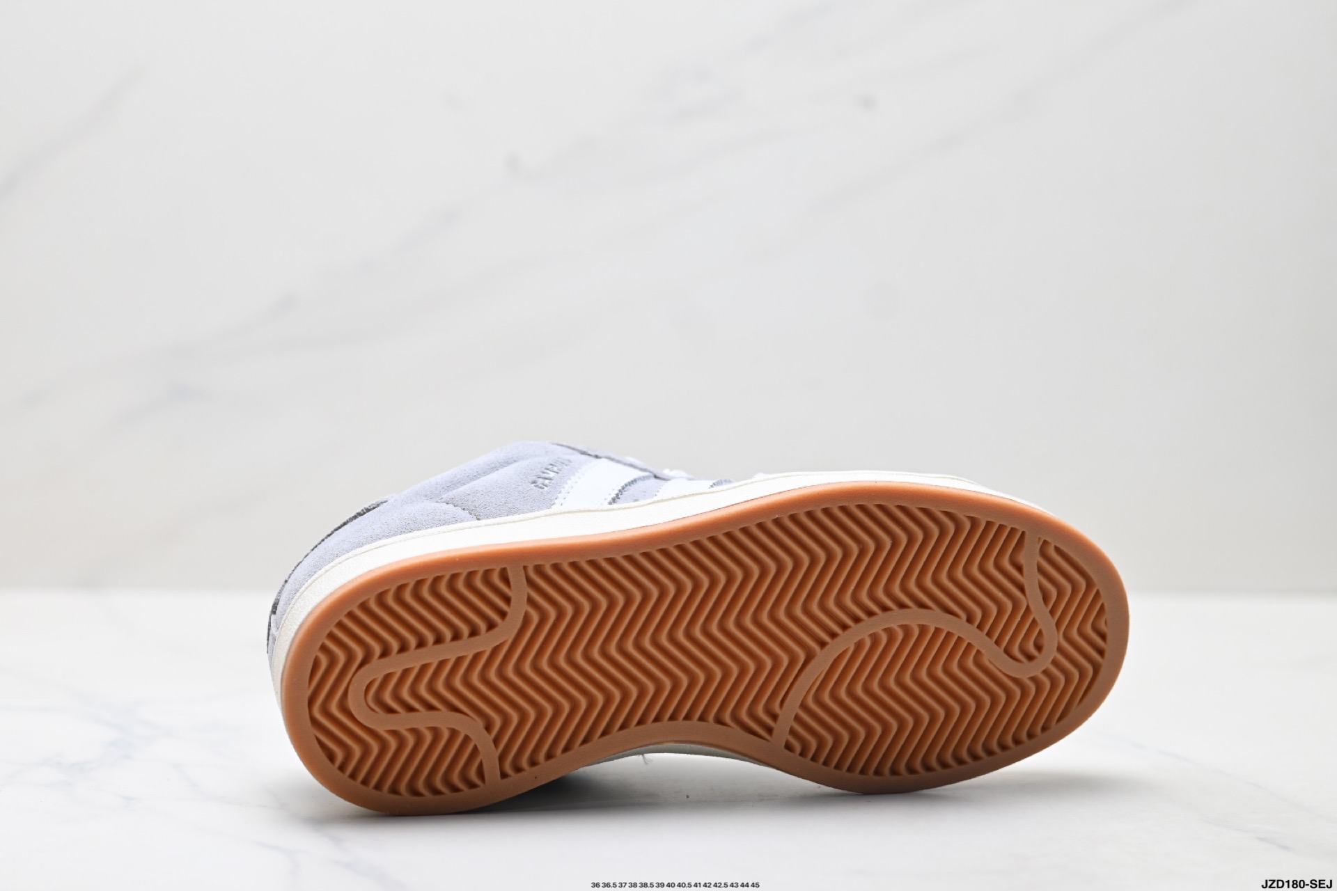 💰160
公司级✅Adidas Originals Campus 00s系列 阿迪达斯 面包风经典复古低帮百搭休闲运动板鞋
Adidas Originals Campus 00s系列是阿迪达斯于2025年推出的复古面包鞋型，以加宽鞋身、圆润廓形和麂皮材质为标志性设计，延续了千禧年校园风格
廓形升级‌：打破传统Campus的瘦长造型，通过加宽鞋带、鞋舌和鞋底，打造出宽大面包鞋廓形，鞋身采用绒面皮料与白色常规皮革拼接设计。 ‌‌
‌复古元素‌：保留经典三条纹和三叶草Logo，鞋舌及后跟填充厚实海绵衬垫，增强舒适度。 ‌‌
舒适与功能
‌内衬设计‌：鞋舌及后跟采用柔软海绵衬垫，减少磨脚问题。 
‌鞋底配置‌：硫化橡胶外底提供柔韧弯折性和耐磨性，抓地力表现良好。 ‌‌
货号:lE3914
尺码:36 36.5 37 38 38.5 39 40 40.5 41 42 42.5 43 44 45
ID:JZD180-SEJ