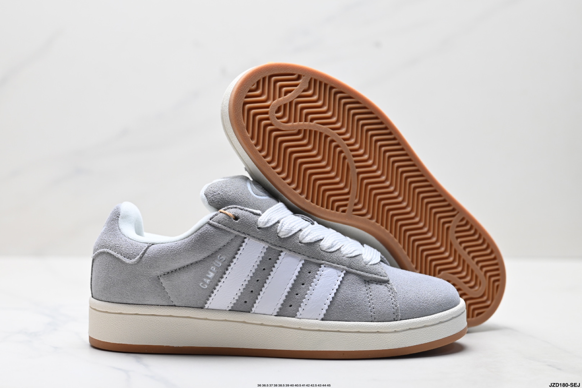 💰160
公司级✅Adidas Originals Campus 00s系列 阿迪达斯 面包风经典复古低帮百搭休闲运动板鞋
Adidas Originals Campus 00s系列是阿迪达斯于2025年推出的复古面包鞋型，以加宽鞋身、圆润廓形和麂皮材质为标志性设计，延续了千禧年校园风格
廓形升级‌：打破传统Campus的瘦长造型，通过加宽鞋带、鞋舌和鞋底，打造出宽大面包鞋廓形，鞋身采用绒面皮料与白色常规皮革拼接设计。 ‌‌
‌复古元素‌：保留经典三条纹和三叶草Logo，鞋舌及后跟填充厚实海绵衬垫，增强舒适度。 ‌‌
舒适与功能
‌内衬设计‌：鞋舌及后跟采用柔软海绵衬垫，减少磨脚问题。 
‌鞋底配置‌：硫化橡胶外底提供柔韧弯折性和耐磨性，抓地力表现良好。 ‌‌
货号:lE3914
尺码:36 36.5 37 38 38.5 39 40 40.5 41 42 42.5 43 44 45
ID:JZD180-SEJ
