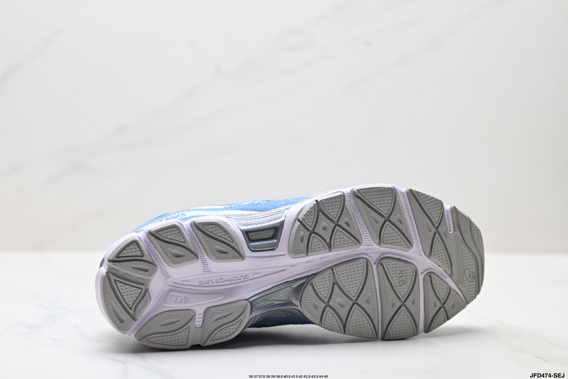 ASICS GEL-NYC 亚瑟士 透气网眼鞋面 配合部分合成革材质 采用全新AHAR+橡胶材质 更加耐磨 1203A383-107