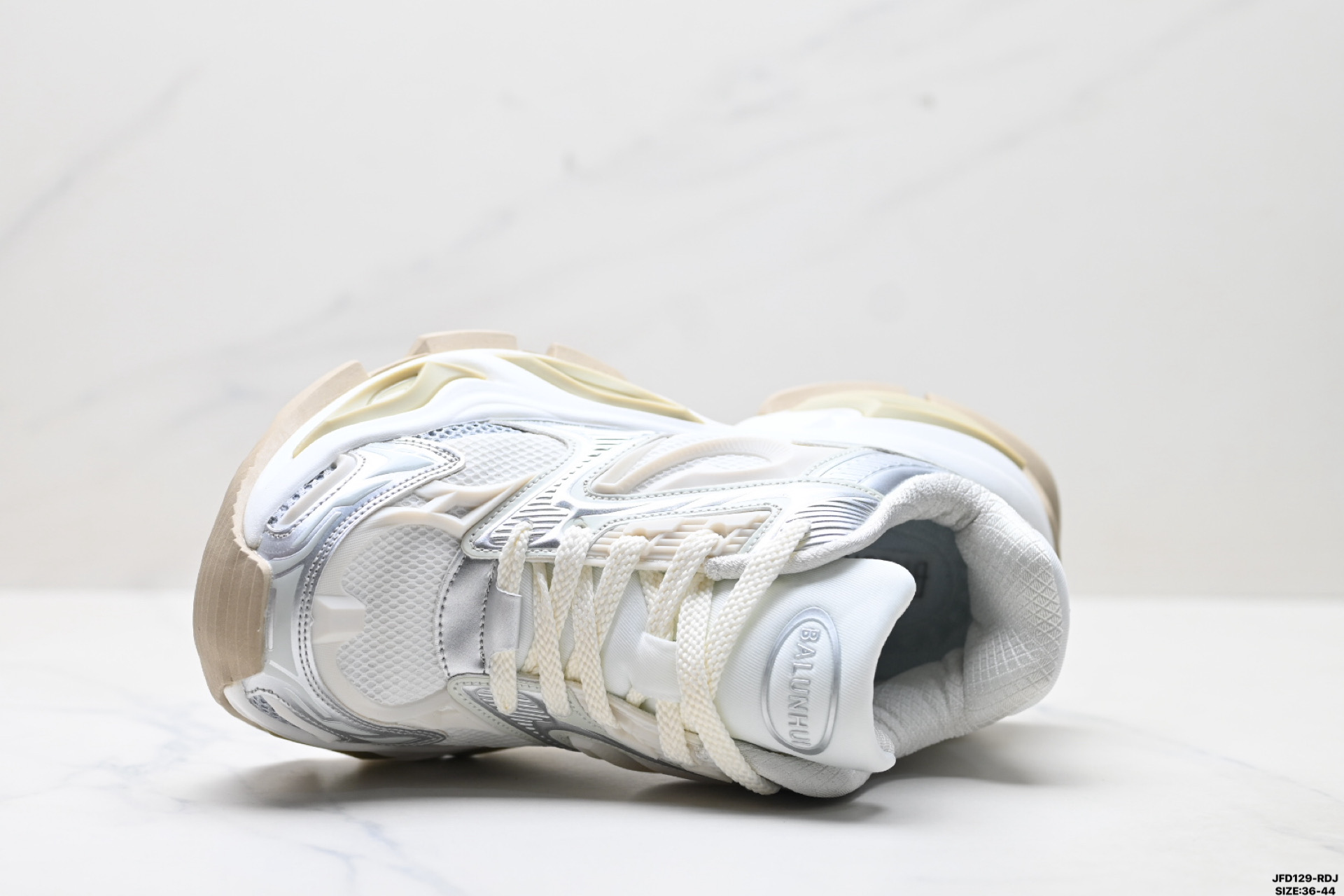 💰150
公司级✅OGR 轻便舒适高弹 复古耐磨透气机甲鞋 必备时尚单品 广东纯原大厂出品 
鞋款设计独具匠心炫酷3D机甲 
增加硬核力量感厚底增高 打造完美身材比例
弹性轻盈的底面材质
尺码:36-44
ID:JFD129-RDJ