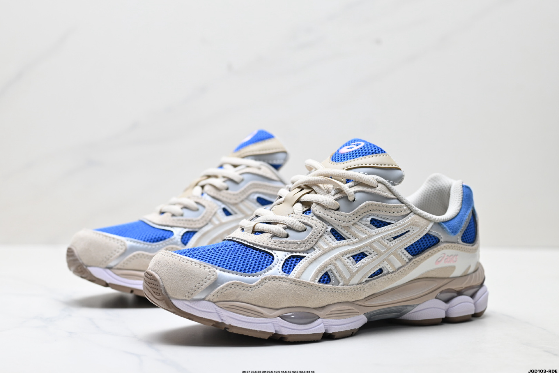 ASICS GEL-NYC 亚瑟士 透气网眼鞋面 配合部分合成革材质 采用全新AHAR+橡胶材质 更加耐磨 1203A383-402