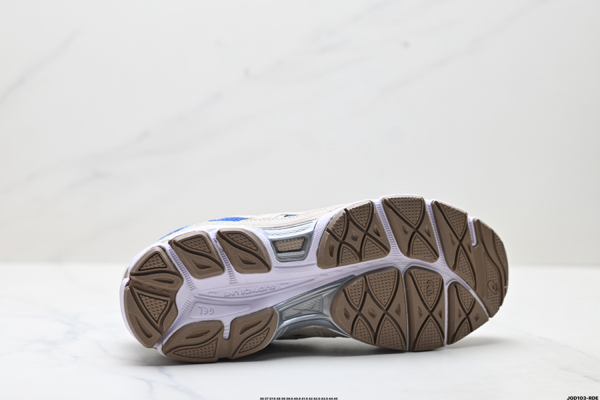 ASICS GEL-NYC 亚瑟士 透气网眼鞋面 配合部分合成革材质 采用全新AHAR+橡胶材质 更加耐磨 1203A383-402