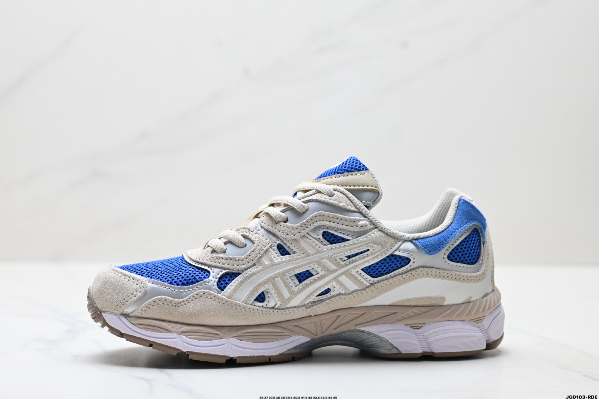 ASICS GEL-NYC 亚瑟士 透气网眼鞋面 配合部分合成革材质 采用全新AHAR+橡胶材质 更加耐磨 1203A383-402