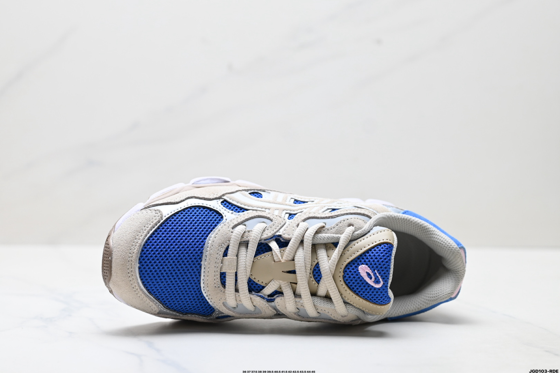 ASICS GEL-NYC 亚瑟士 透气网眼鞋面 配合部分合成革材质 采用全新AHAR+橡胶材质 更加耐磨 1203A383-402