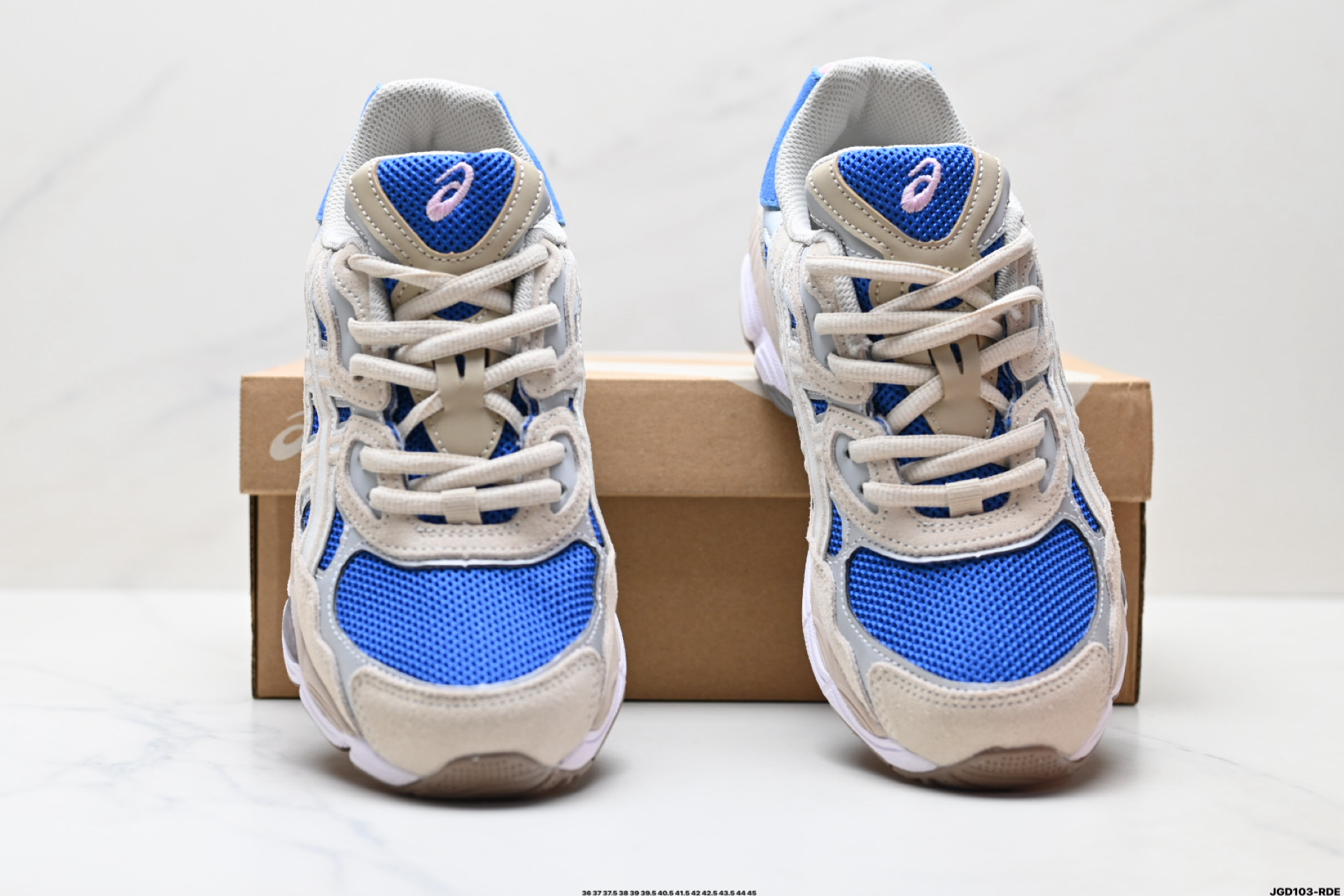 ASICS GEL-NYC 亚瑟士 透气网眼鞋面 配合部分合成革材质 采用全新AHAR+橡胶材质 更加耐磨 1203A383-402