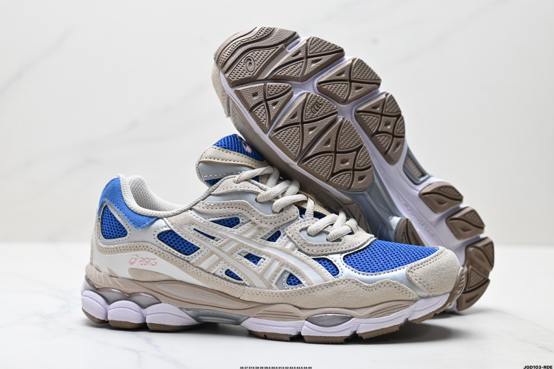 ASICS GEL-NYC 亚瑟士 透气网眼鞋面 配合部分合成革材质 采用全新AHAR+橡胶材质 更加耐磨 1203A383-402