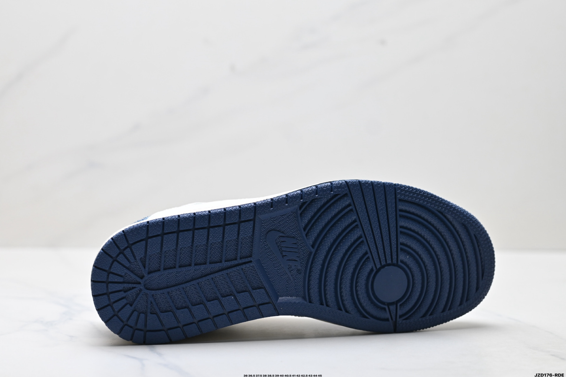 Louis Vuitton x Air Jordan 1 Low 'DIY': Lujo y estilo urbano fusionados. 10 i1756829743303 517 0 8
