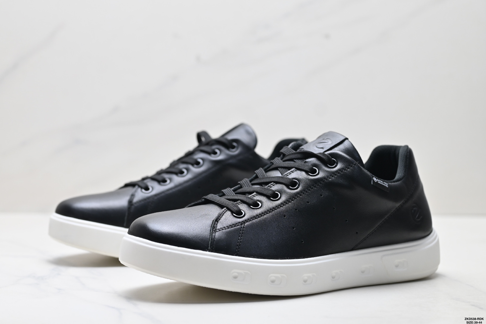 Ecco爱步 EXOSTRIKE 街头户外 经典皮面拼接板鞋 502935-010