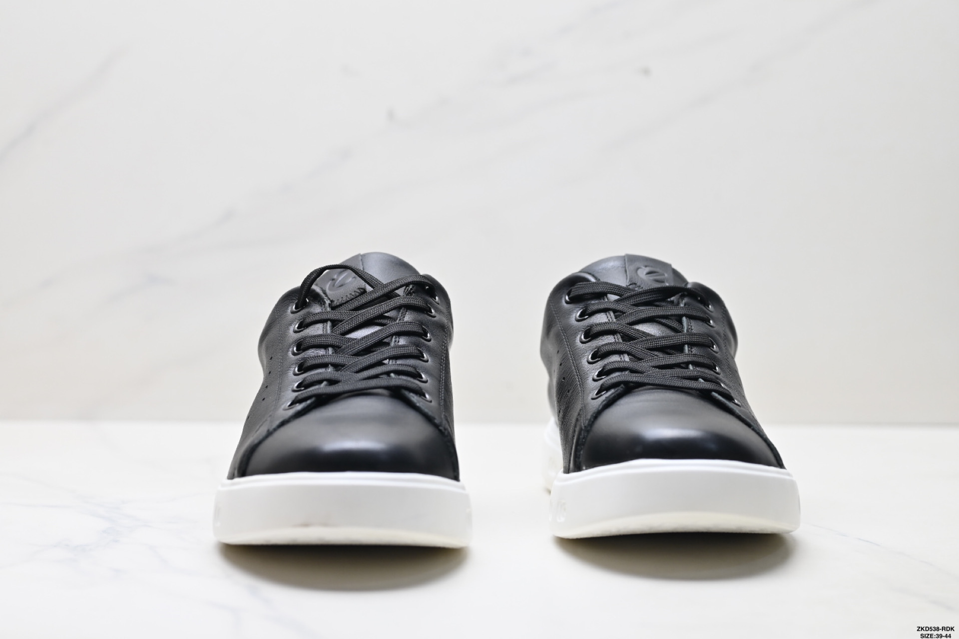 Ecco爱步 EXOSTRIKE 街头户外 经典皮面拼接板鞋 502935-010