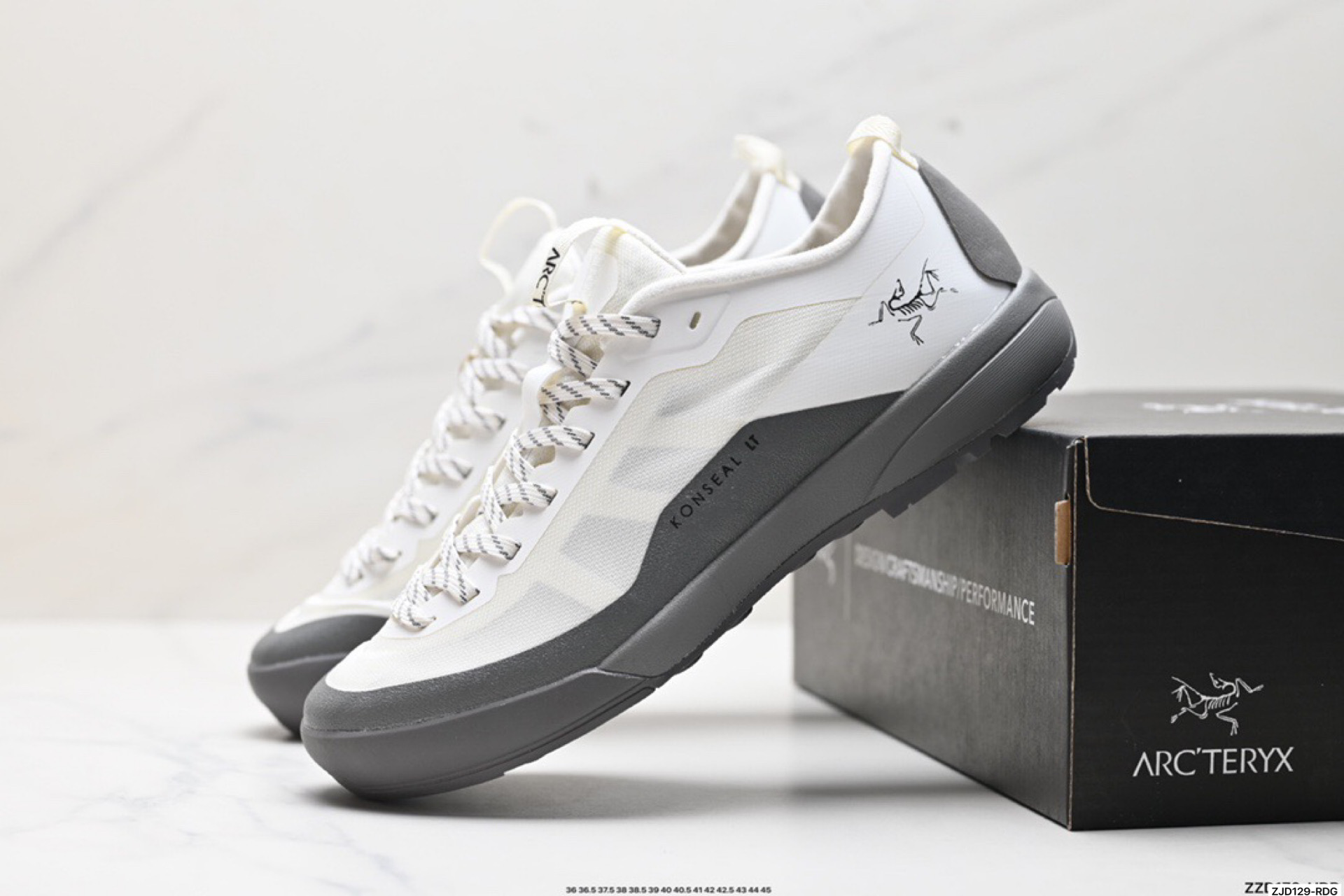 🈴️💰210
公司级✅Arcteryx始祖鸟 Konseal LT 轻量 网布防滑轻便耐磨 低帮户外运动跑步鞋
konseal LT的外观看似朴实 却散发着一股高贵气息 虽然是标榜越野鞋 但其实越野跑与登山乃一体两面的运动 皆在相同的山林场域之中进行 包含轻量化鞋身 MegaGrip大底 OrthoLite 3D鞋垫 EVA弹性混合中底等等 以及这次所使用的最新防水透气科技
抓地力优良的VibramMegaGrip 鞋带收纳设计 避免鞋带勾到绊倒 全脚掌舒适稳定 EVA弹性混合中底 OrthoLite 3D鞋垫 前脚掌TPU支撑片
货号:L07482600
尺码:36 36.5 37.5 38 38.5 39 40 40.5 41 42 42.5 43 44 45
ID:ZJD129-RDG