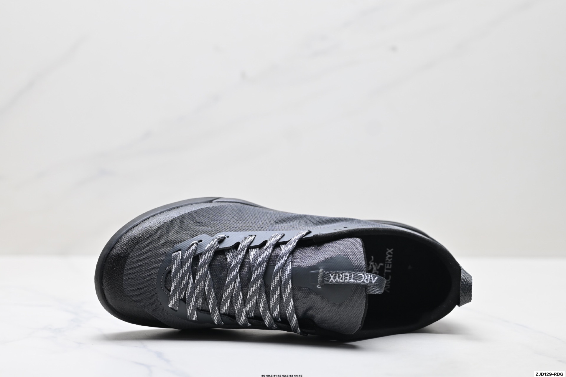 💰210
公司级✅Arcteryx始祖鸟 Konseal LT 轻量 网布防滑轻便耐磨 低帮户外运动跑步鞋
konseal LT的外观看似朴实 却散发着一股高贵气息 虽然是标榜越野鞋 但其实越野跑与登山乃一体两面的运动 皆在相同的山林场域之中进行 包含轻量化鞋身 MegaGrip大底 OrthoLite 3D鞋垫 EVA弹性混合中底等等 以及这次所使用的最新防水透气科技
抓地力优良的VibramMegaGrip 鞋带收纳设计 避免鞋带勾到绊倒 全脚掌舒适稳定 EVA弹性混合中底 OrthoLite 3D鞋垫 前脚掌TPU支撑片
货号:L07482600
尺码:36 36.5 37.5 38 38.5 39 40 40.5 41 42 42.5 43 44 45
ID:ZJD129-RDG