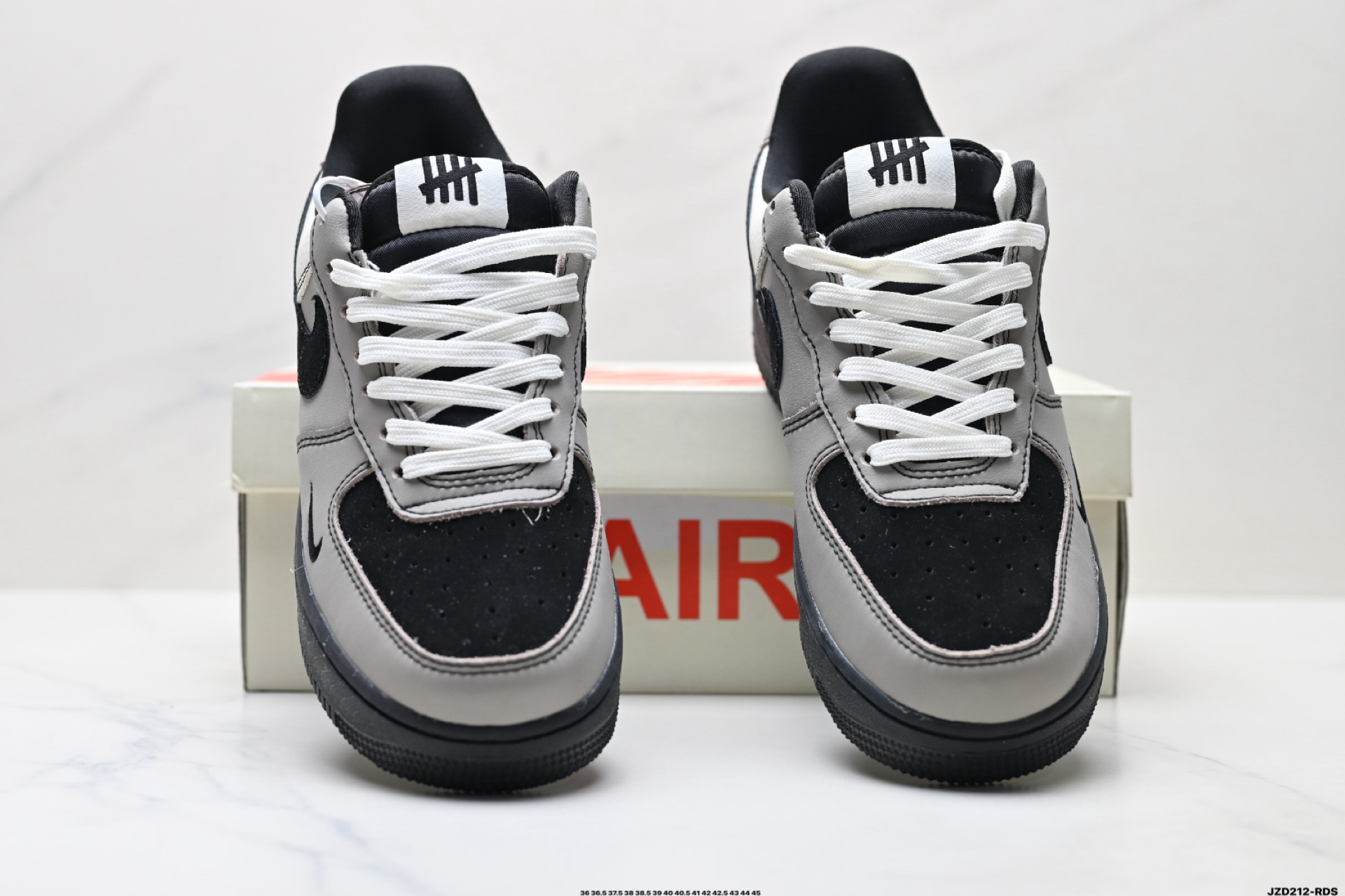 💰160
公司级✅耐克Nike AIR FORCE 1’07空军一号低帮百搭休闲运动板鞋。柔软、弹性十足的缓震性能和出色的中底设计，横跨复古与现代的外型结合，造就出风靡全球三十多年的Force 
货号:KK1988-064
尺码:36 36.5 37.5 38 38.5 39 40 40.5 41 42 42.5 43 44 45
ID:JZD212-RDS
