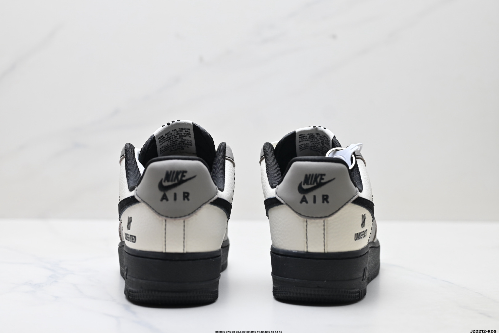 💰160
公司级✅耐克Nike AIR FORCE 1’07空军一号低帮百搭休闲运动板鞋。柔软、弹性十足的缓震性能和出色的中底设计，横跨复古与现代的外型结合，造就出风靡全球三十多年的Force 
货号:KK1988-064
尺码:36 36.5 37.5 38 38.5 39 40 40.5 41 42 42.5 43 44 45
ID:JZD212-RDS
