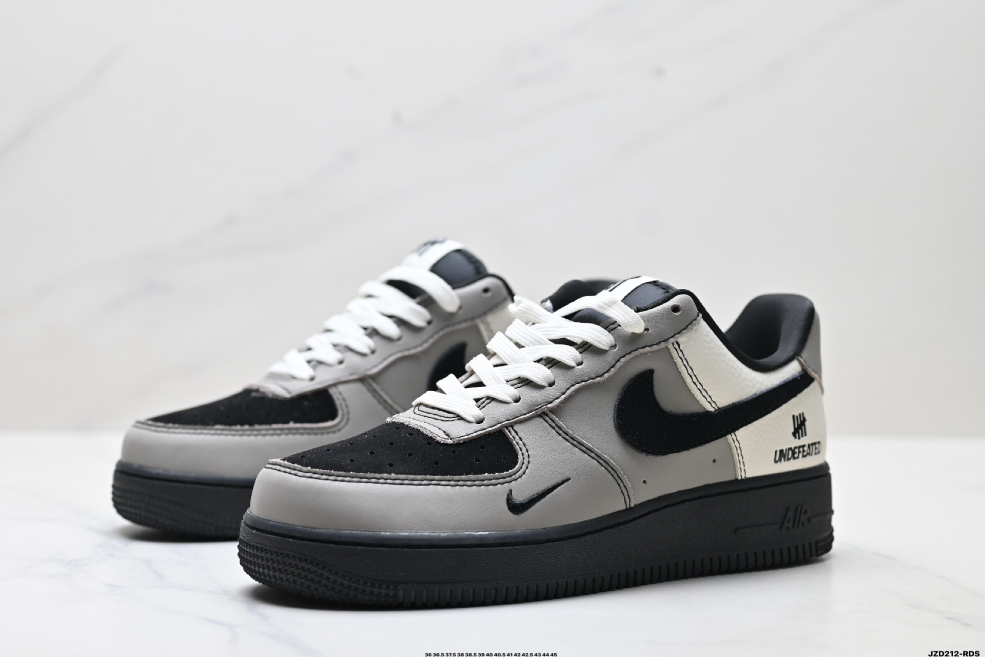 💰160
公司级✅耐克Nike AIR FORCE 1’07空军一号低帮百搭休闲运动板鞋。柔软、弹性十足的缓震性能和出色的中底设计，横跨复古与现代的外型结合，造就出风靡全球三十多年的Force 
货号:KK1988-064
尺码:36 36.5 37.5 38 38.5 39 40 40.5 41 42 42.5 43 44 45
ID:JZD212-RDS