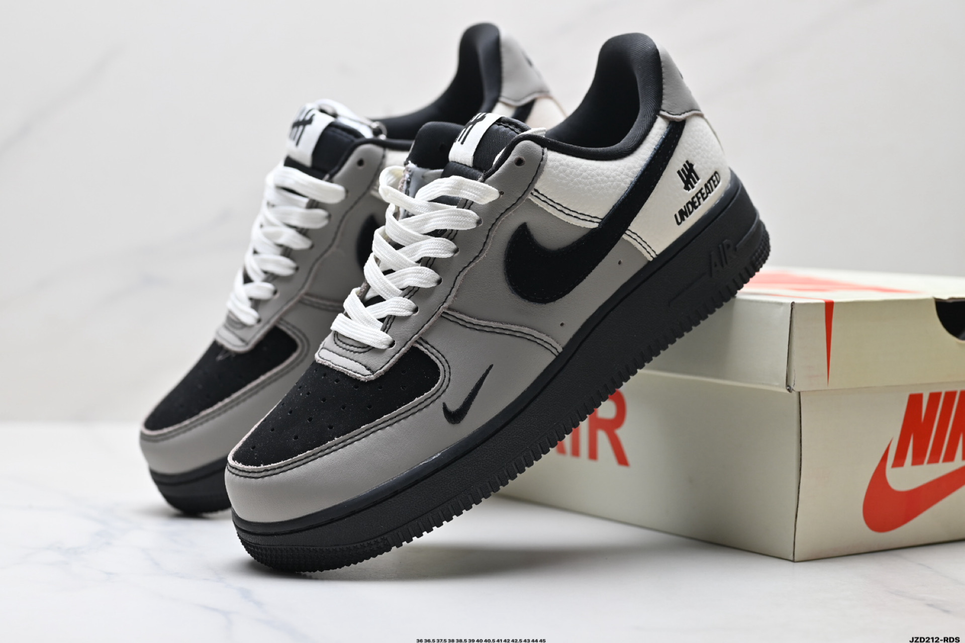 💰160
公司级✅耐克Nike AIR FORCE 1’07空军一号低帮百搭休闲运动板鞋。柔软、弹性十足的缓震性能和出色的中底设计，横跨复古与现代的外型结合，造就出风靡全球三十多年的Force 
货号:KK1988-064
尺码:36 36.5 37.5 38 38.5 39 40 40.5 41 42 42.5 43 44 45
ID:JZD212-RDS