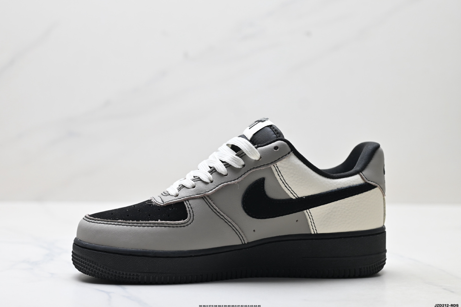💰160
公司级✅耐克Nike AIR FORCE 1’07空军一号低帮百搭休闲运动板鞋。柔软、弹性十足的缓震性能和出色的中底设计，横跨复古与现代的外型结合，造就出风靡全球三十多年的Force 
货号:KK1988-064
尺码:36 36.5 37.5 38 38.5 39 40 40.5 41 42 42.5 43 44 45
ID:JZD212-RDS
