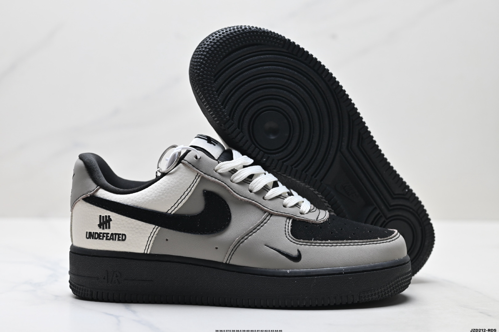 💰160
公司级✅耐克Nike AIR FORCE 1’07空军一号低帮百搭休闲运动板鞋。柔软、弹性十足的缓震性能和出色的中底设计，横跨复古与现代的外型结合，造就出风靡全球三十多年的Force 
货号:KK1988-064
尺码:36 36.5 37.5 38 38.5 39 40 40.5 41 42 42.5 43 44 45
ID:JZD212-RDS