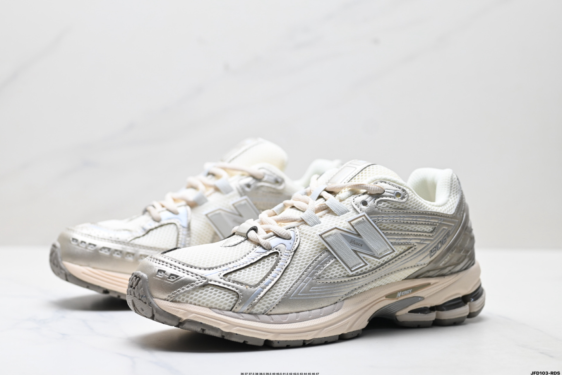 💰190
公司级✅New Balance M1906系列 新百伦 复古单品宝藏老爹鞋款
复古元素叠加 质感超级棒 原楦版型材料细节做工精细 作为NB最经典的档案鞋型之一 
官方货号:U1906RCN
尺码:36 37 37.5 38 38.5 39.5 40 40.5 41.5 42 42.5 43 44 45 46 47
ID:JFD103-RDS