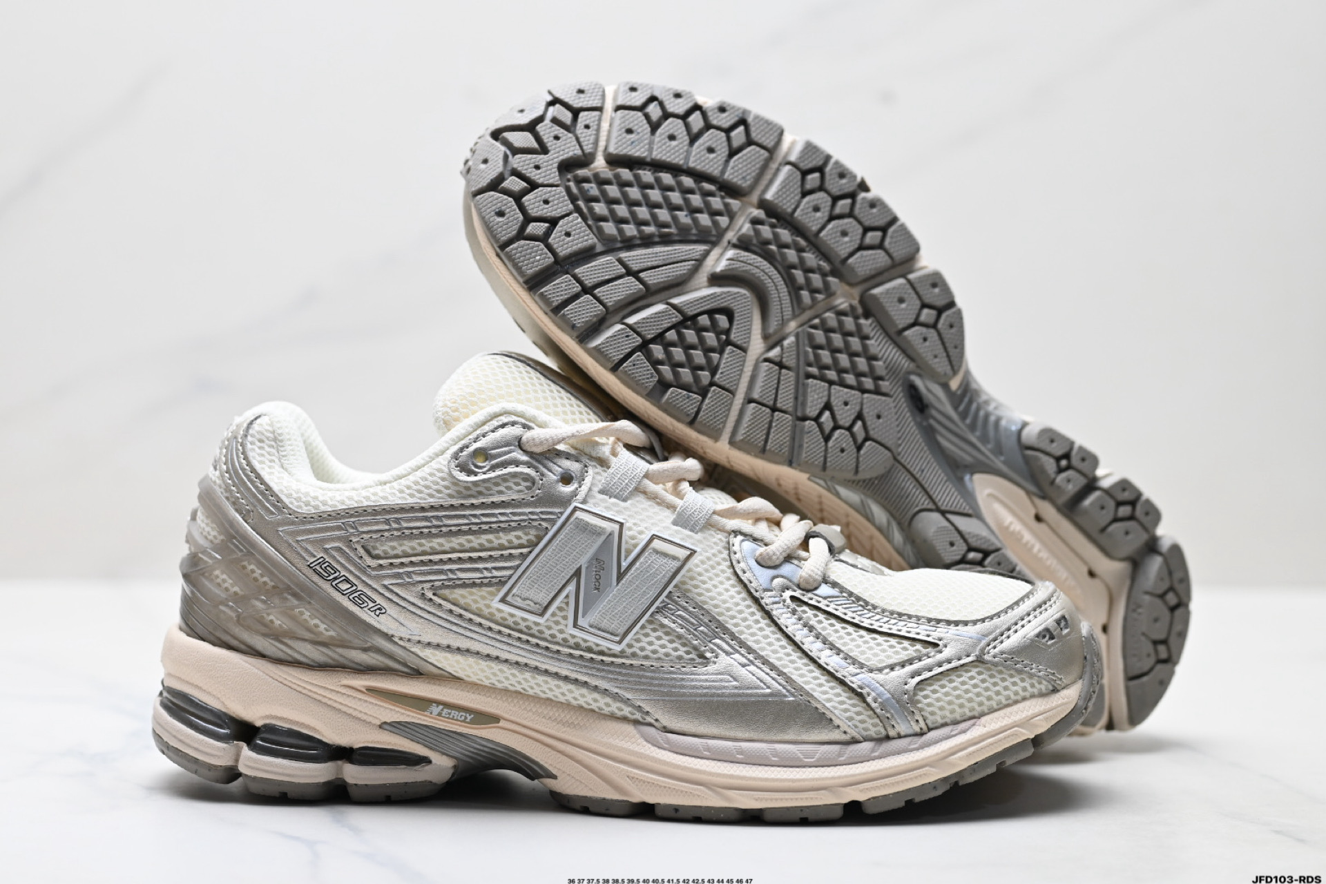 💰190
公司级✅New Balance M1906系列 新百伦 复古单品宝藏老爹鞋款
复古元素叠加 质感超级棒 原楦版型材料细节做工精细 作为NB最经典的档案鞋型之一 
官方货号:U1906RCN
尺码:36 37 37.5 38 38.5 39.5 40 40.5 41.5 42 42.5 43 44 45 46 47
ID:JFD103-RDS