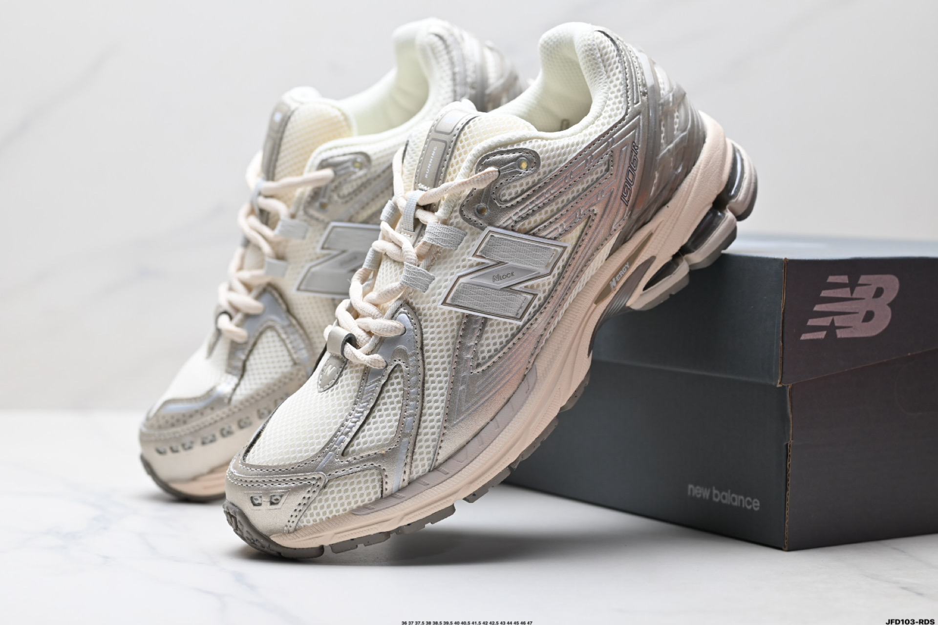💰190
公司级✅New Balance M1906系列 新百伦 复古单品宝藏老爹鞋款
复古元素叠加 质感超级棒 原楦版型材料细节做工精细 作为NB最经典的档案鞋型之一 
官方货号:U1906RCN
尺码:36 37 37.5 38 38.5 39.5 40 40.5 41.5 42 42.5 43 44 45 46 47
ID:JFD103-RDS