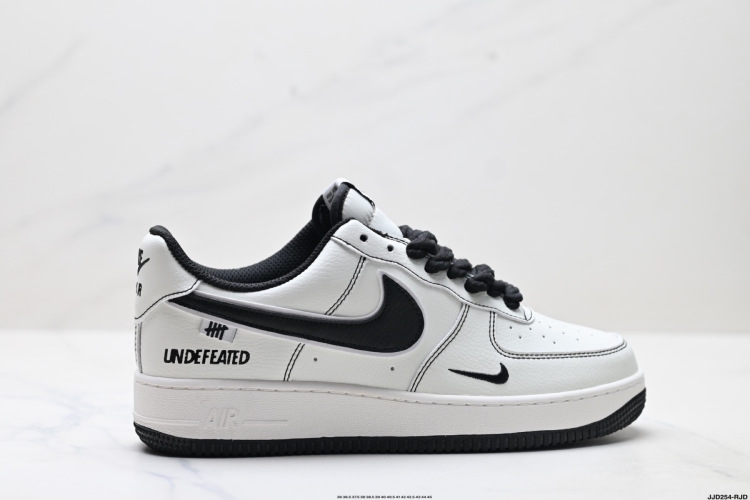 Nike Air Force 1 '07 x Undefeated - נעלי סניקרס יומיומיות לגברים ולנשים 1 Nike Air Force 1 ’07 x Undefeated – נעלי סניקרס יומיומיות לגברים ולנשים